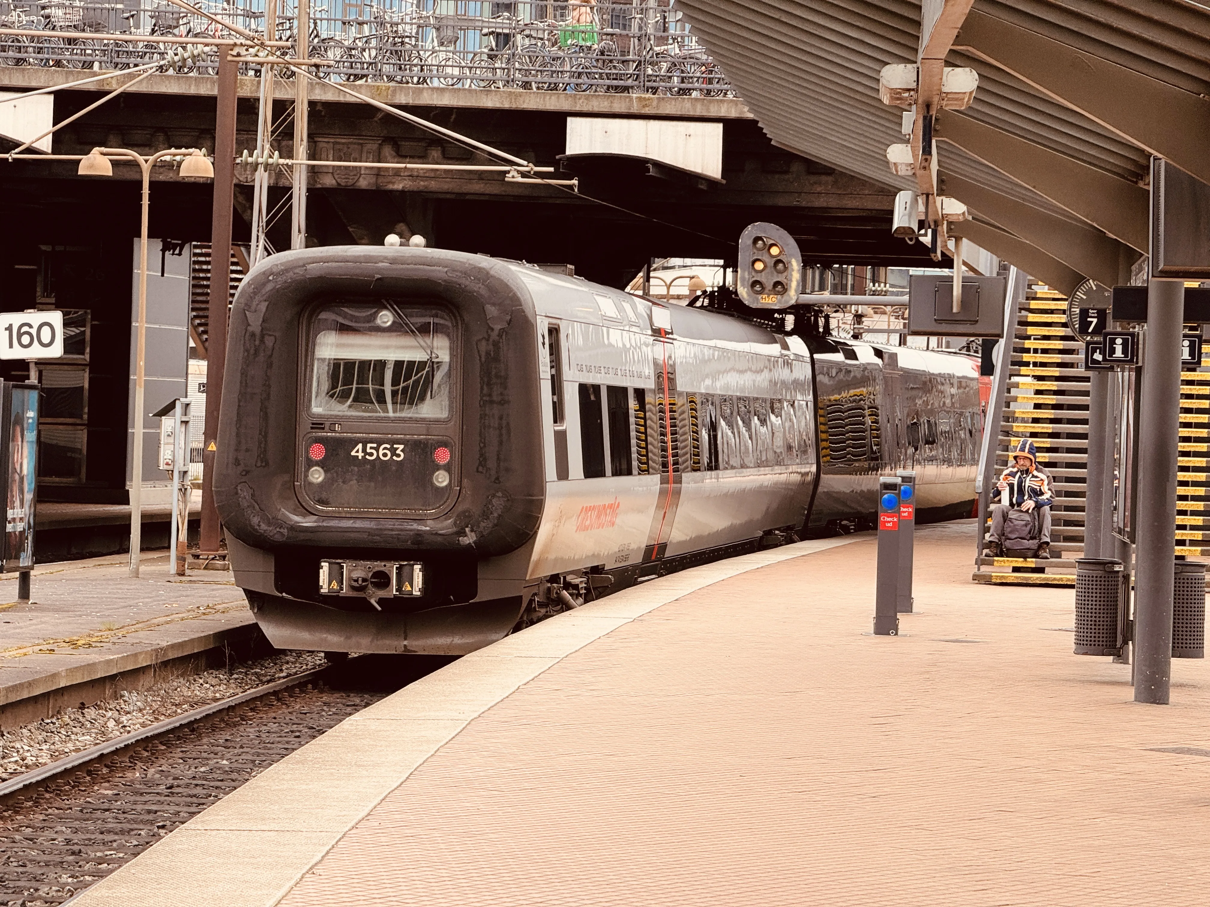 Billede af DSB ET 4363 fotograferet ud for København Hovedbanegård. Billede af DSB ET 4363 fotograferet ud for København Hovedbanegård.
