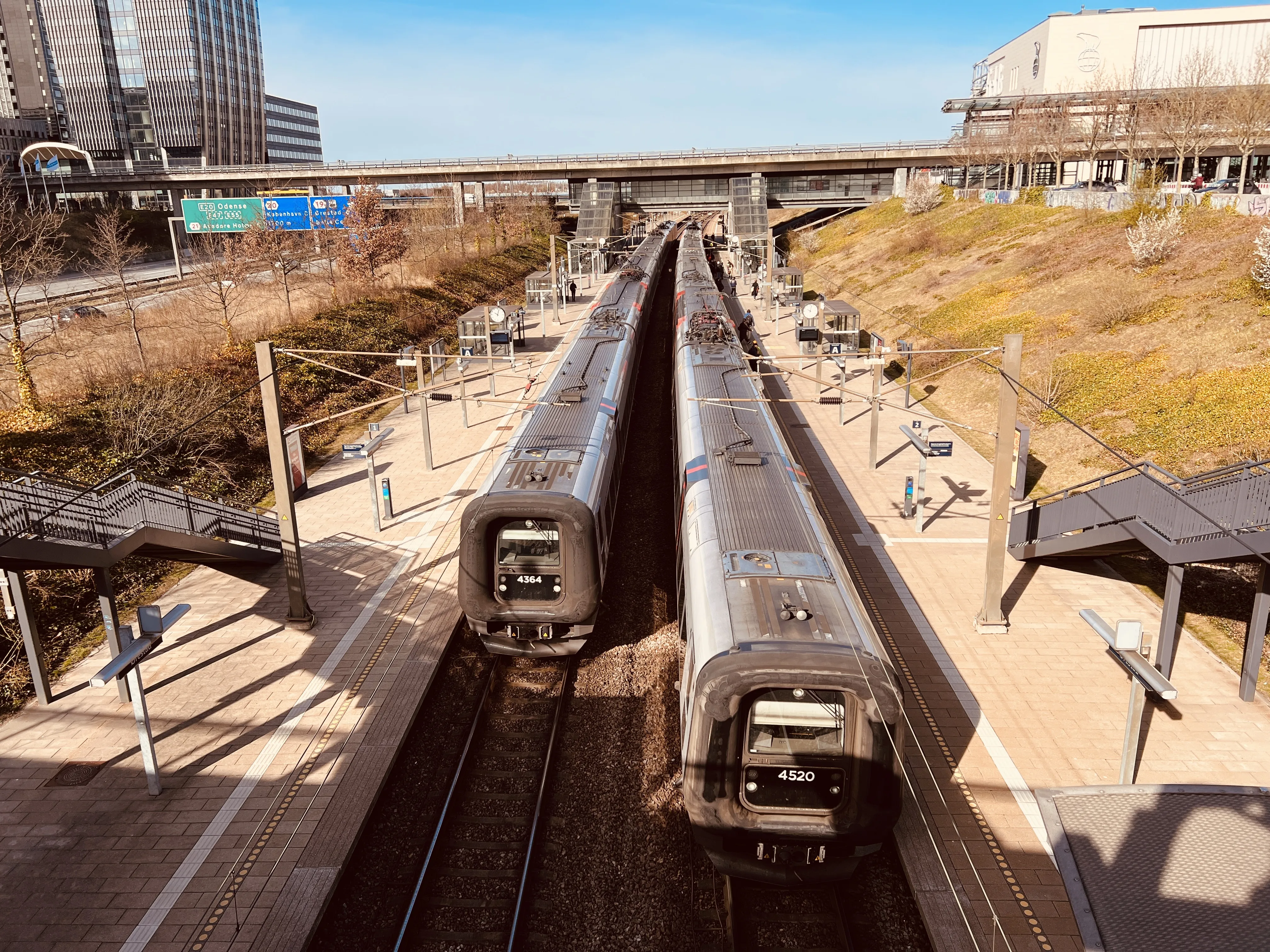 Billede af DSB ET 4364 fotograferet ud for Ørestad Trinbræt. Billede af DSB ET 4364 fotograferet ud for Ørestad Trinbræt.