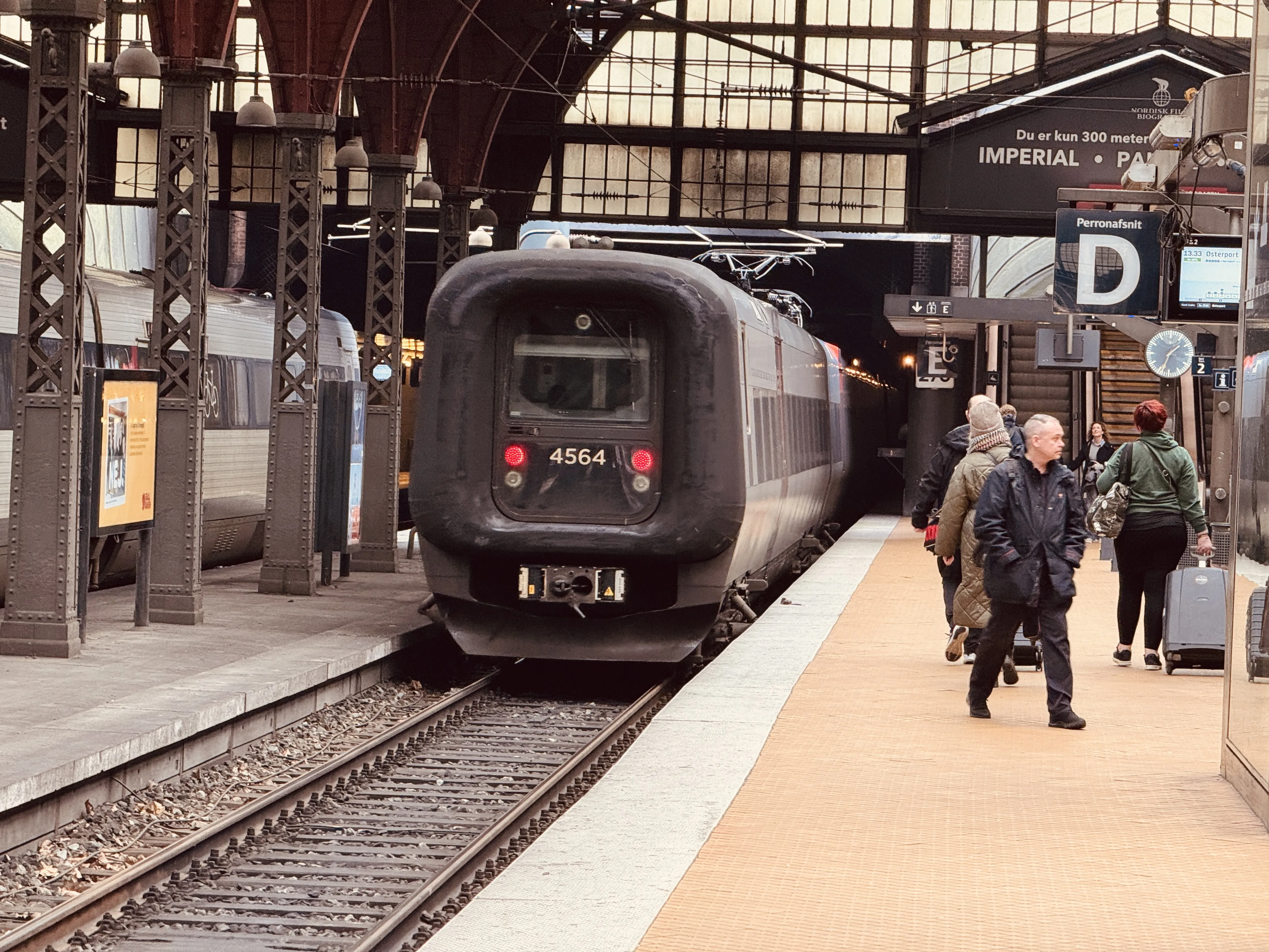 Billede af DSB ET 4364 fotograferet ud for København Hovedbanegård. Billede af DSB ET 4364 fotograferet ud for København Hovedbanegård.
