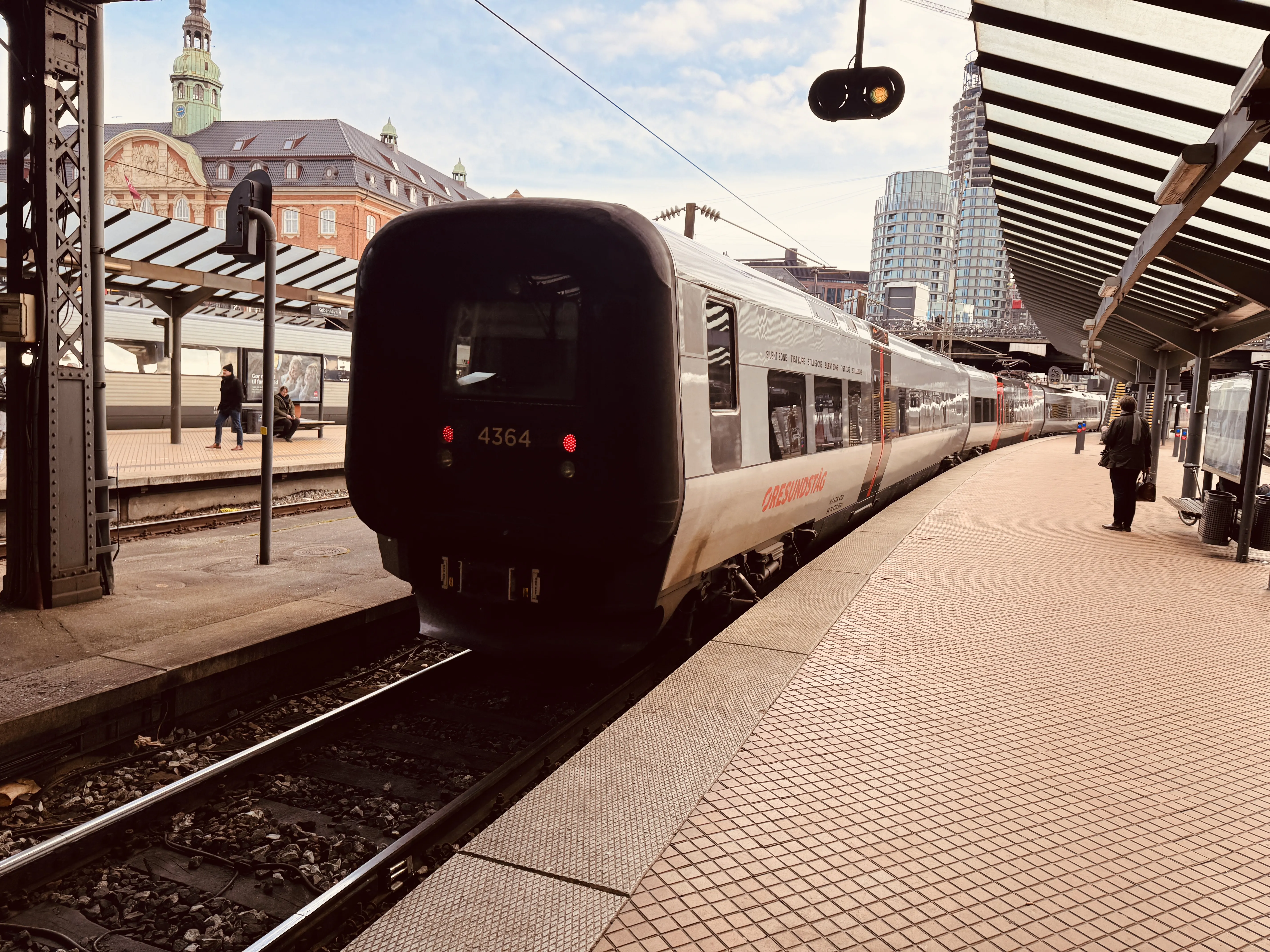 Billede af DSB ET 4364 fotograferet ud for København Hovedbanegård. Billede af DSB ET 4364 fotograferet ud for København Hovedbanegård.