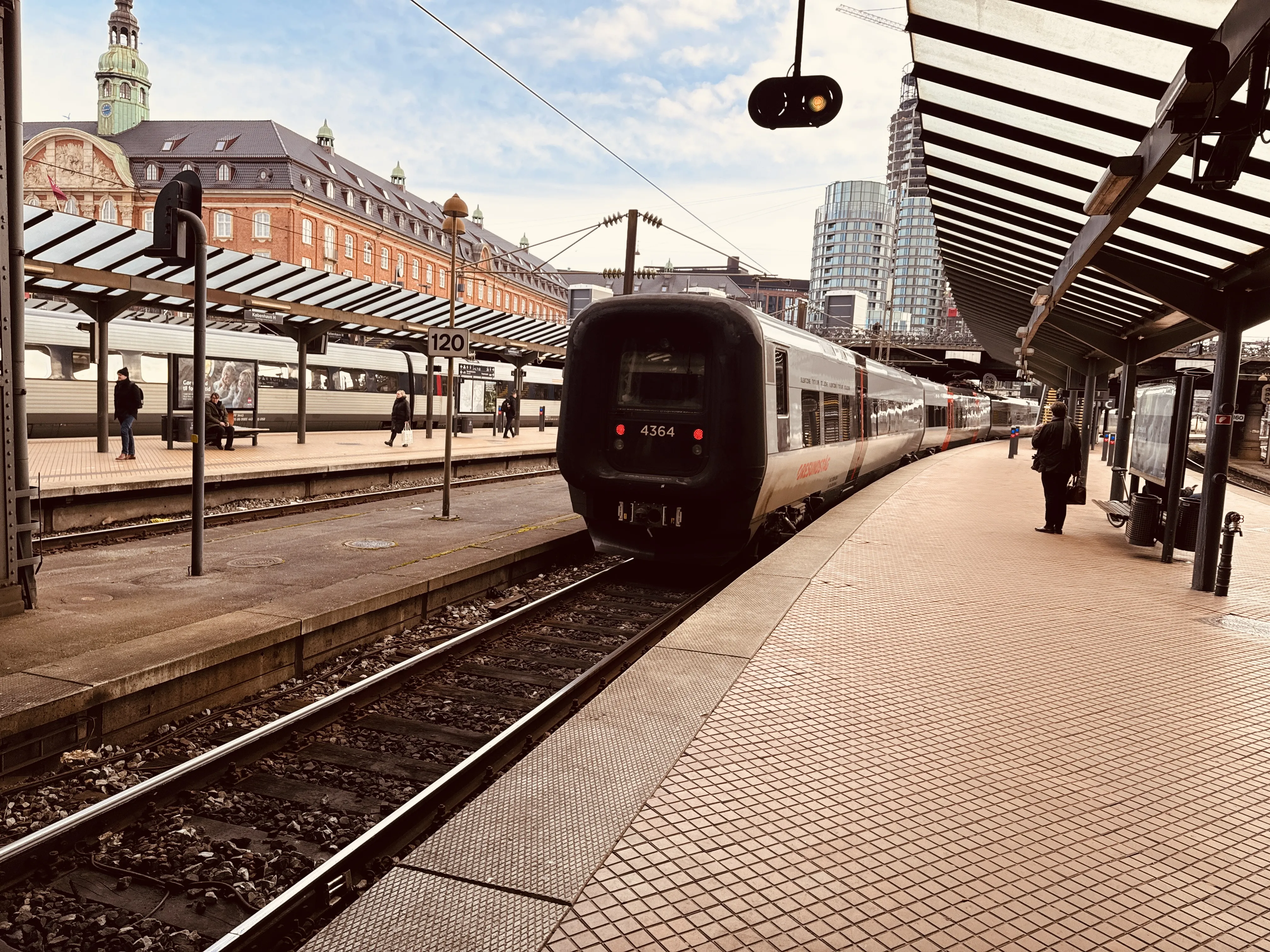 Billede af DSB ET 4364 fotograferet ud for København Hovedbanegård. Billede af DSB ET 4364 fotograferet ud for København Hovedbanegård.