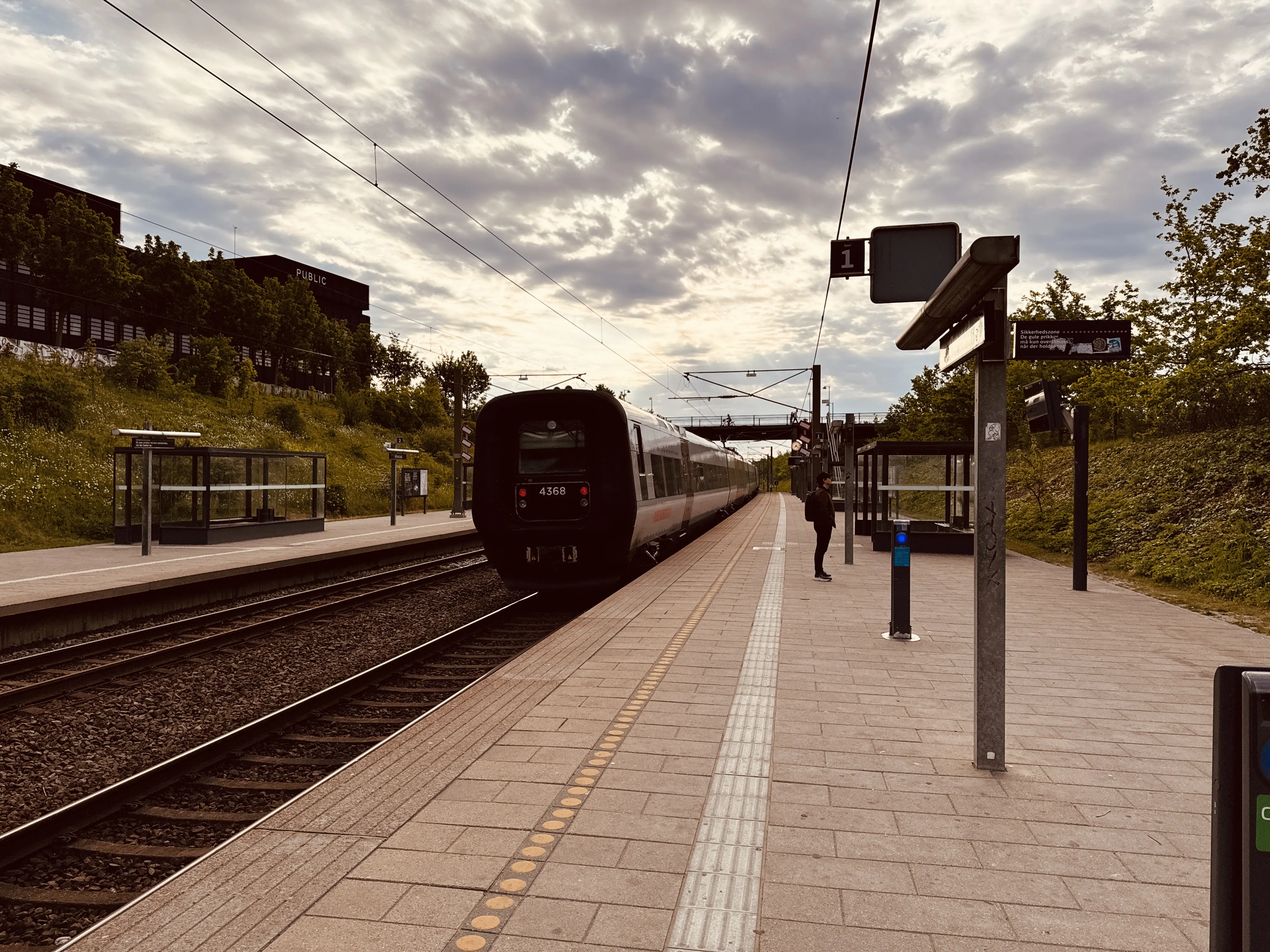 Billede af DSB ET 4368 fotograferet ud for Ørestad Trinbræt. Billede af DSB ET 4368 fotograferet ud for Ørestad Trinbræt.