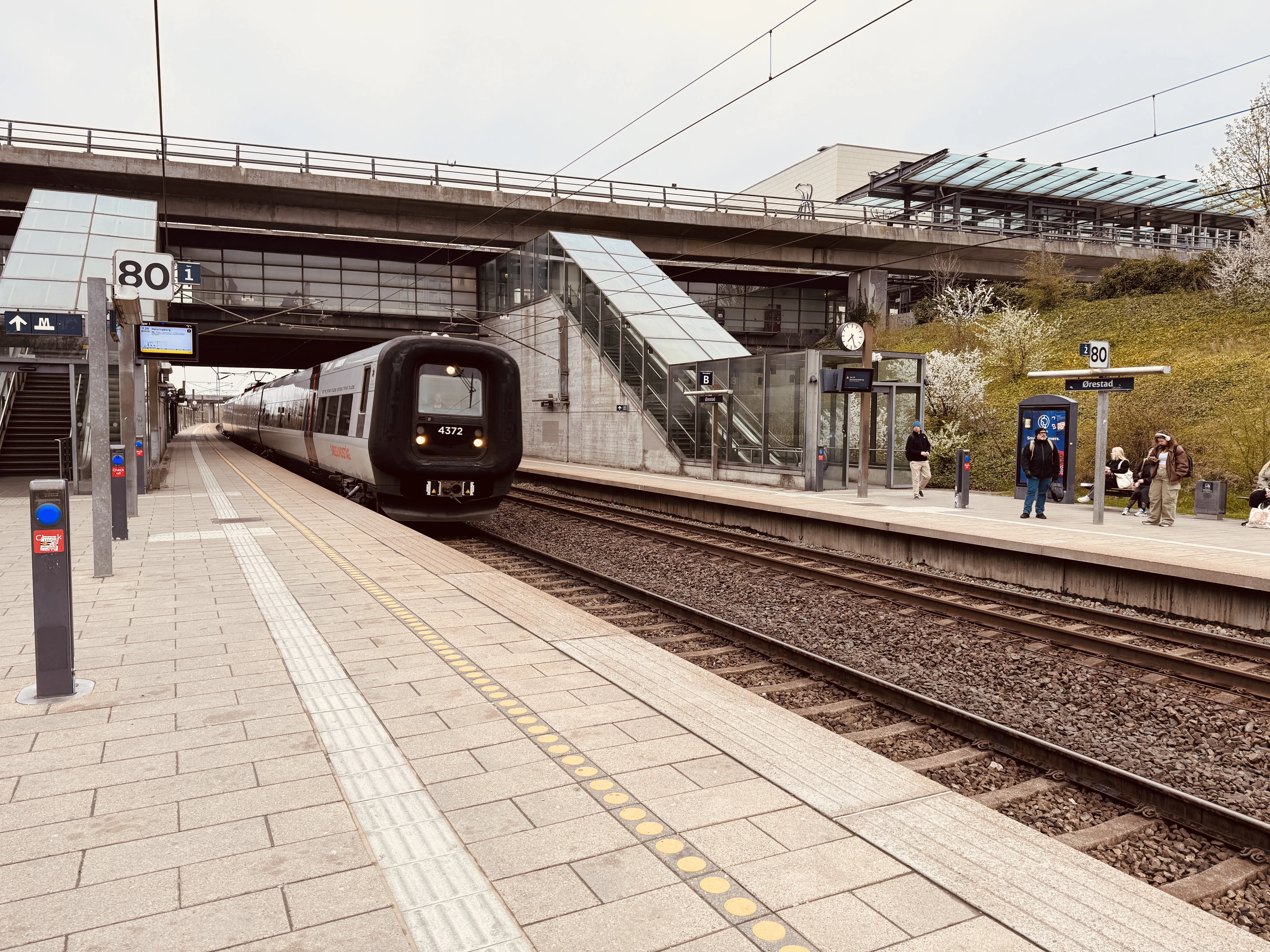 Billede af DSB ET 4372 fotograferet ud for Ørestad Trinbræt. Billede af DSB ET 4372 fotograferet ud for Ørestad Trinbræt.