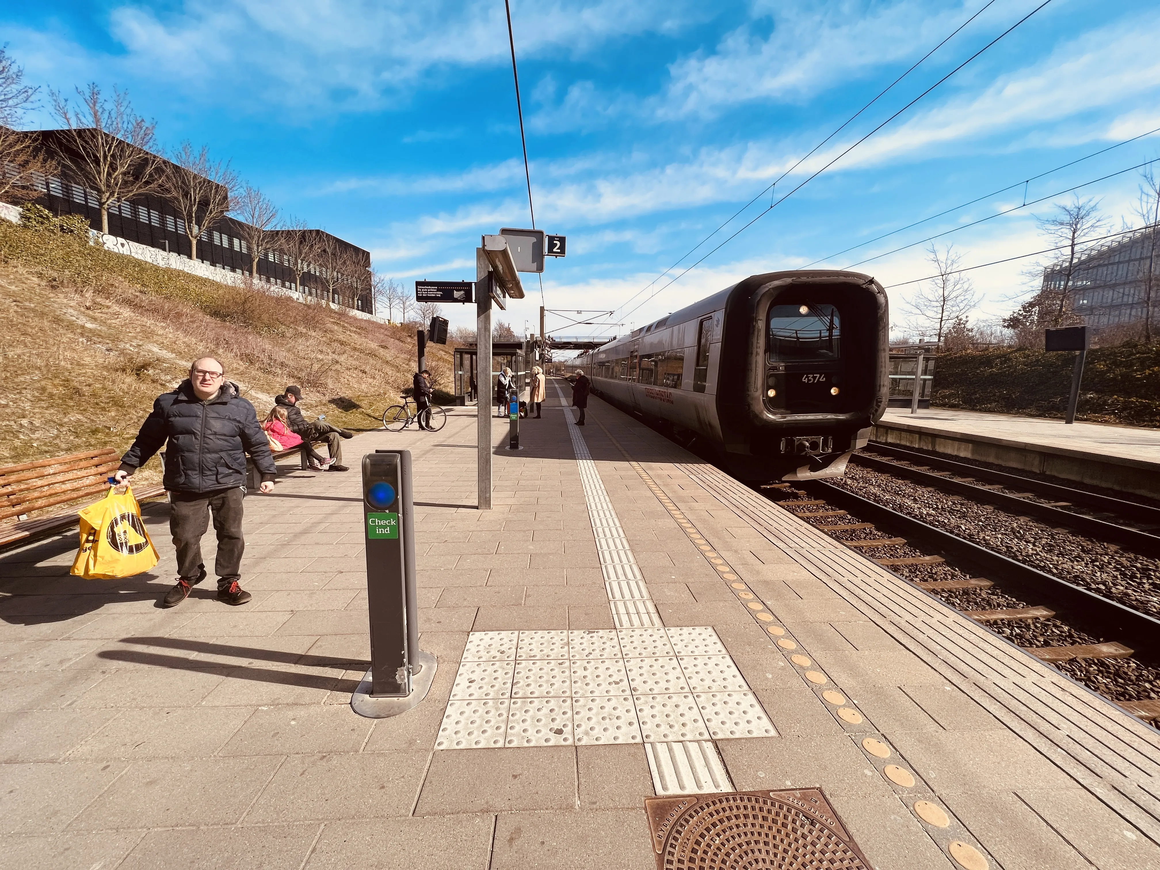 Billede af DSB ET 4374 fotograferet ud for Ørestad Trinbræt. Billede af DSB ET 4374 fotograferet ud for Ørestad Trinbræt.