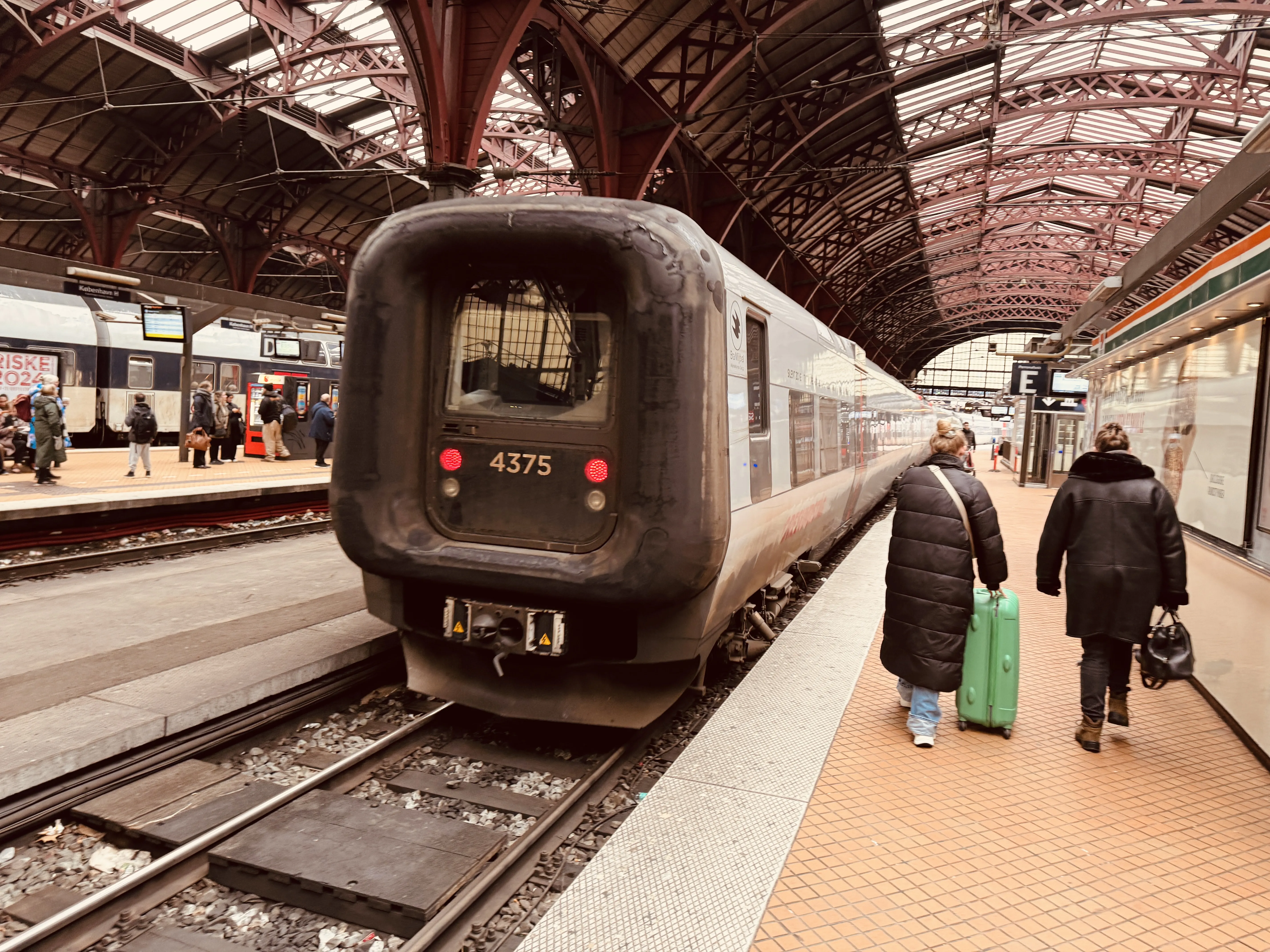 Billede af DSB ET 4375 fotograferet ud for København Hovedbanegård. Billede af DSB ET 4375 fotograferet ud for København Hovedbanegård.