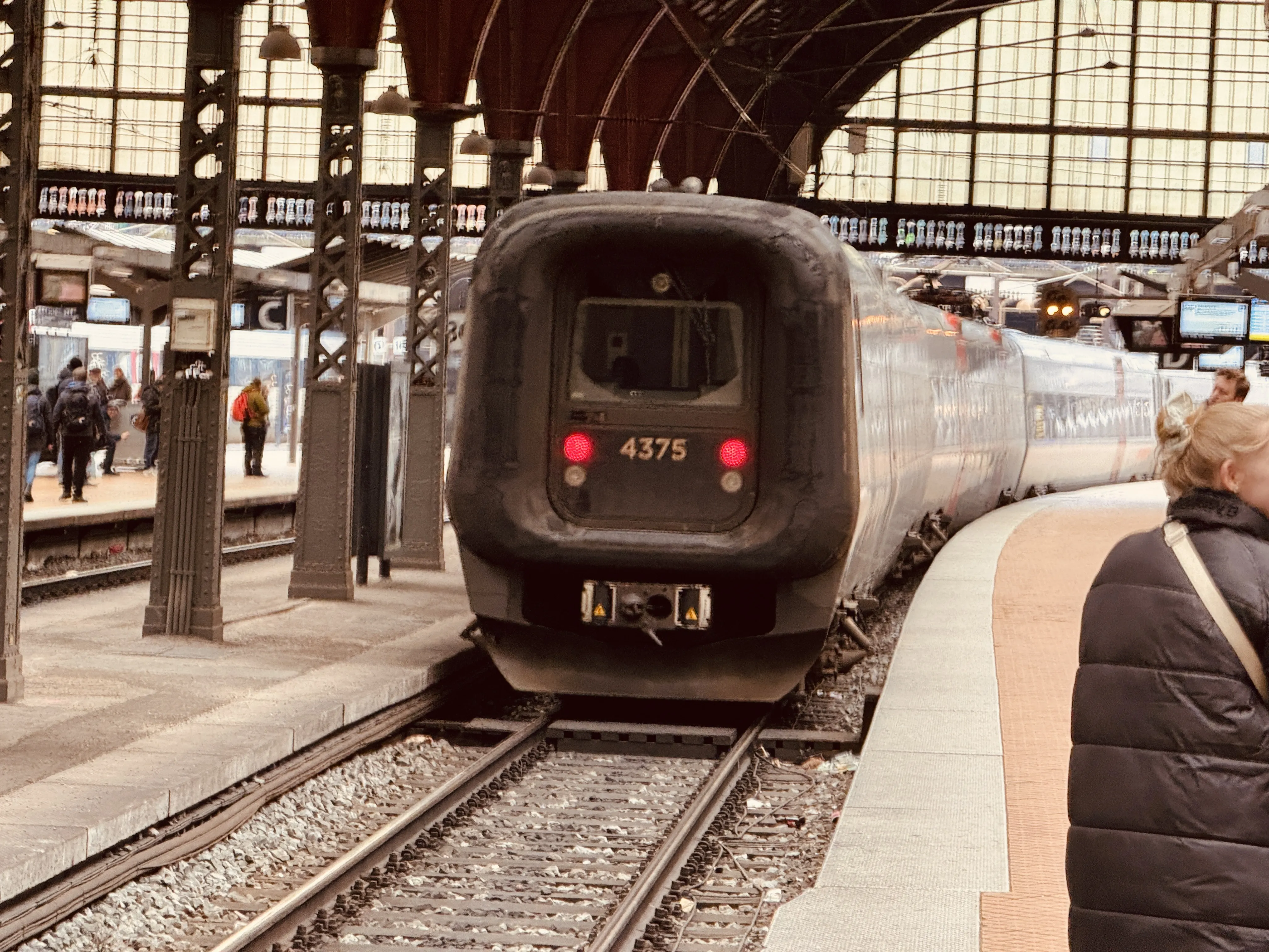 Billede af DSB ET 4375 fotograferet ud for København Hovedbanegård. Billede af DSB ET 4375 fotograferet ud for København Hovedbanegård.