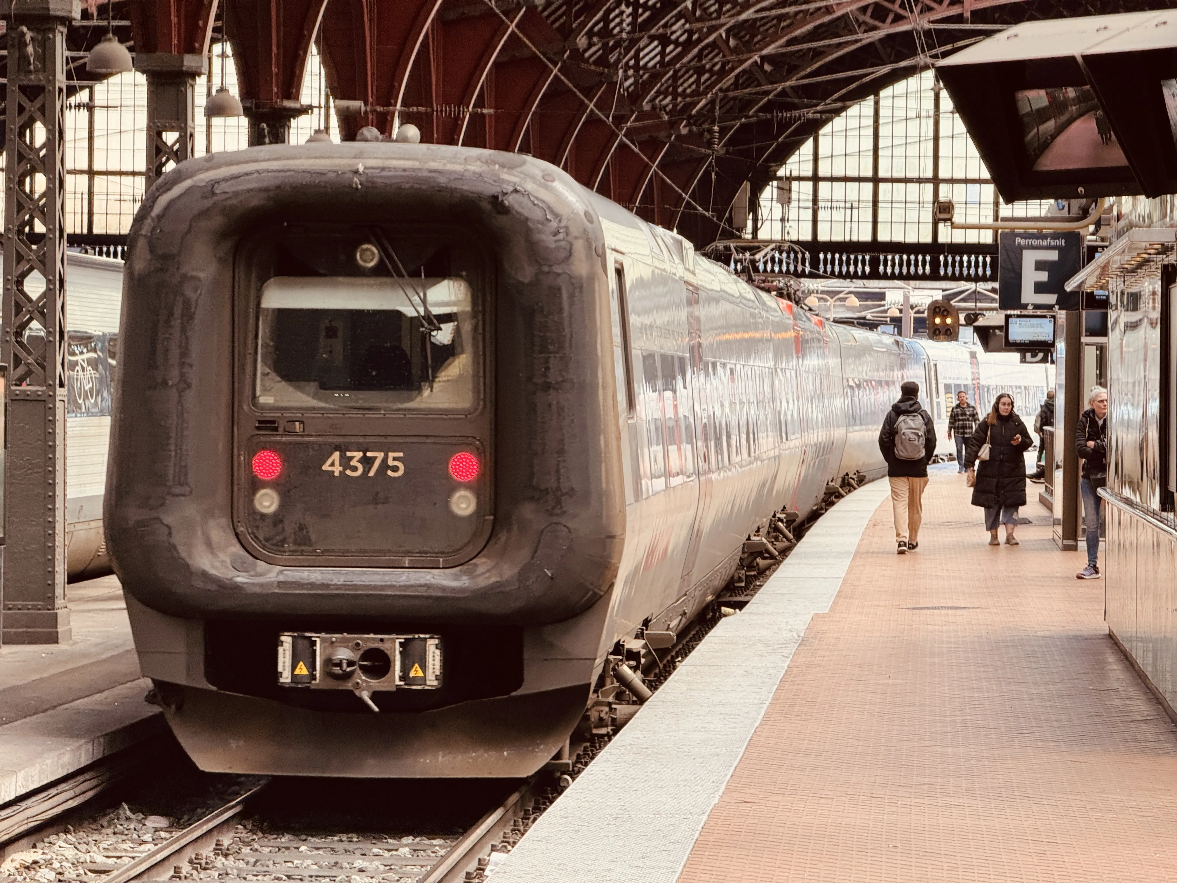 Billede af DSB ET 4375 fotograferet ud for København Hovedbanegård. Billede af DSB ET 4375 fotograferet ud for København Hovedbanegård.