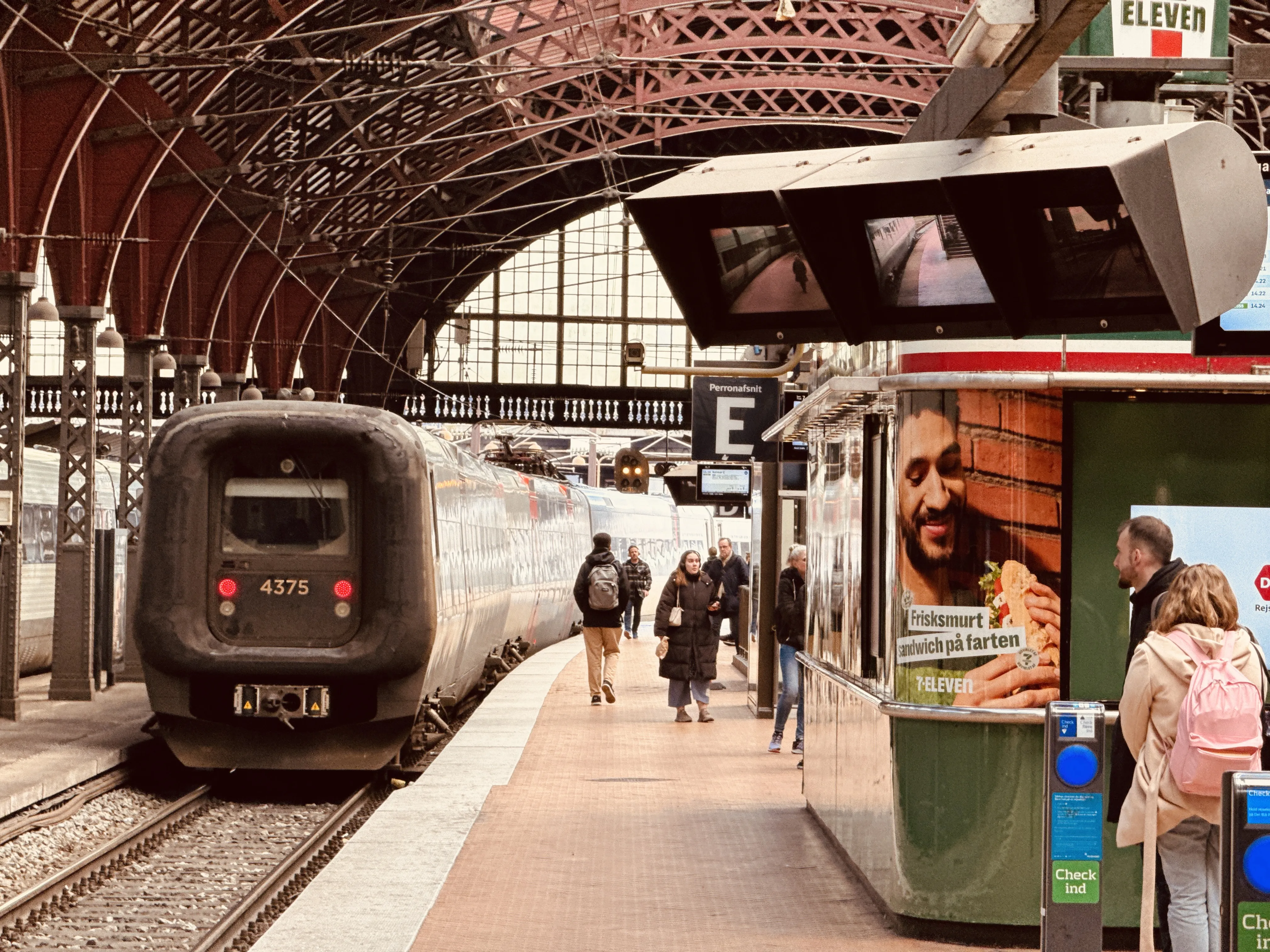 Billede af DSB ET 4375 fotograferet ud for København Hovedbanegård. Billede af DSB ET 4375 fotograferet ud for København Hovedbanegård.