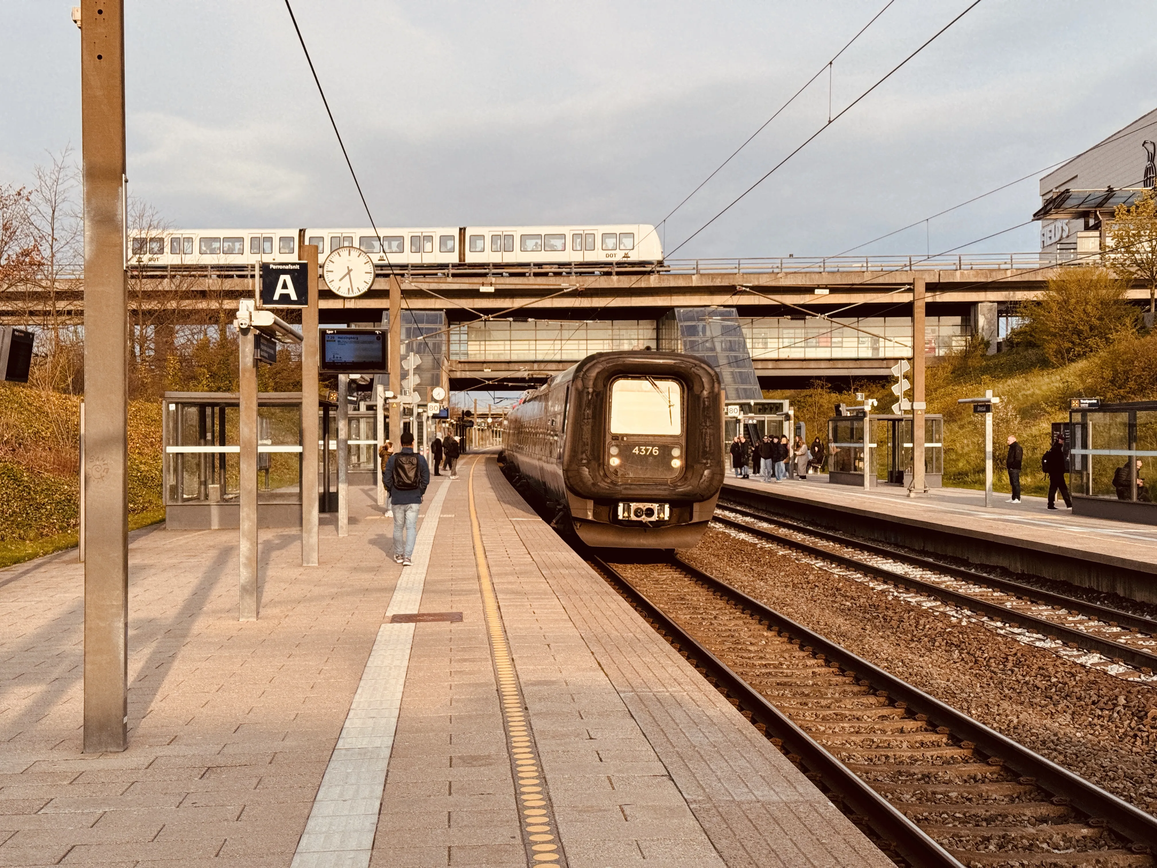 Billede af DSB ET 4376 fotograferet ud for Ørestad Trinbræt. Billede af DSB ET 4376 fotograferet ud for Ørestad Trinbræt.