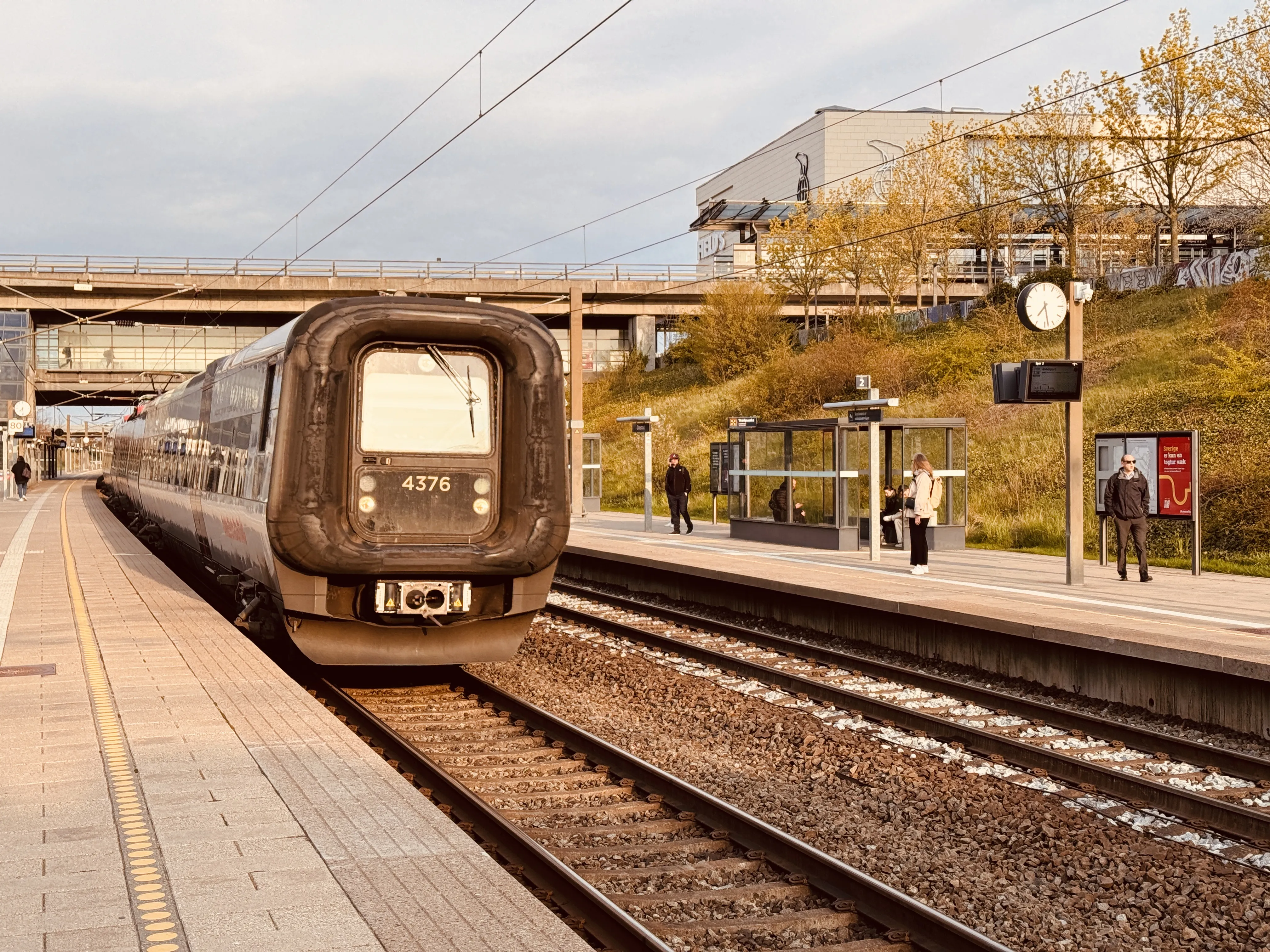 Billede af DSB ET 4376 fotograferet ud for Ørestad Trinbræt. Billede af DSB ET 4376 fotograferet ud for Ørestad Trinbræt.