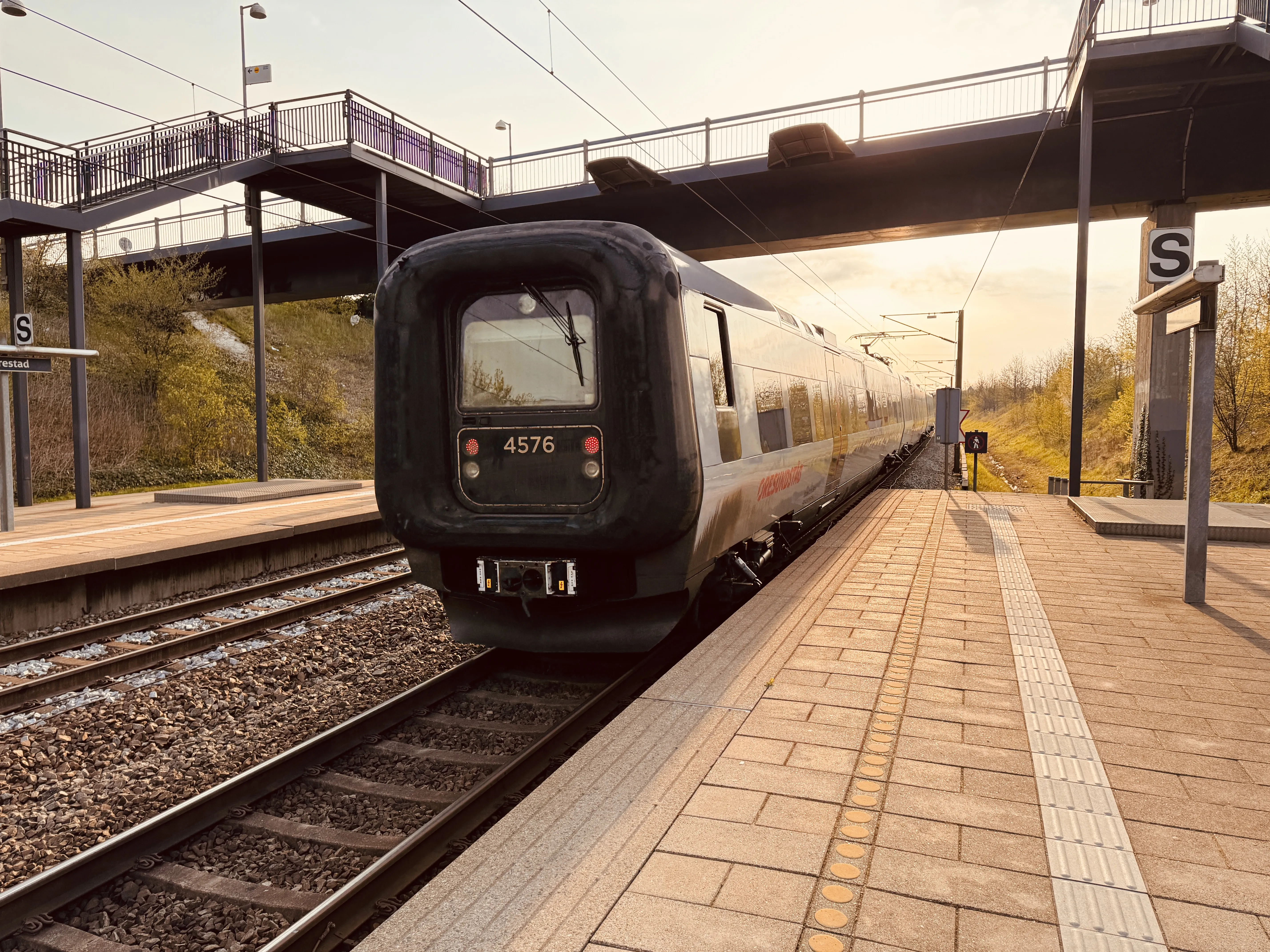 Billede af DSB ET 4376 fotograferet ud for Ørestad Trinbræt. Billede af DSB ET 4376 fotograferet ud for Ørestad Trinbræt.