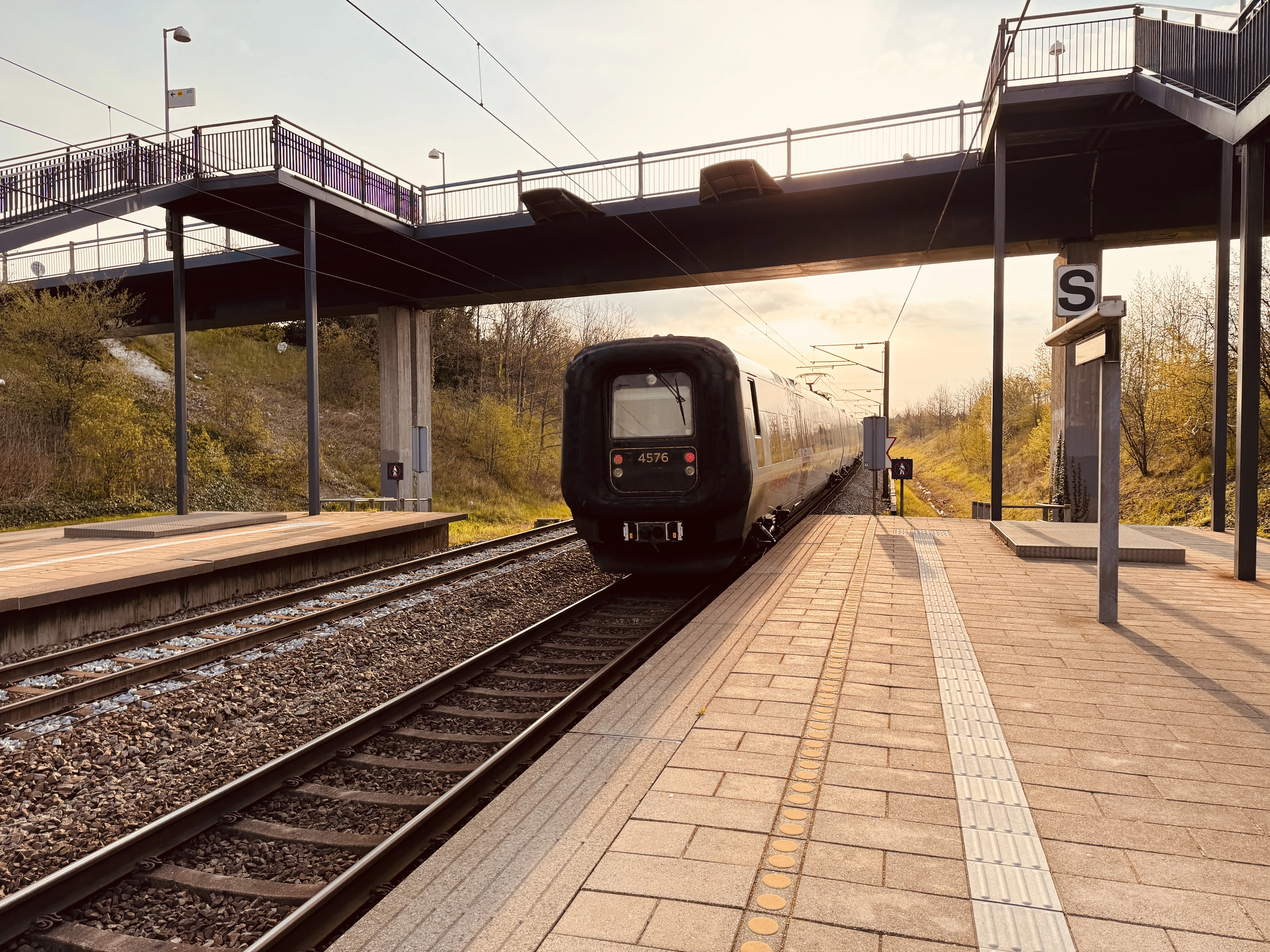 Billede af DSB ET 4376 fotograferet ud for Ørestad Trinbræt. Billede af DSB ET 4376 fotograferet ud for Ørestad Trinbræt.