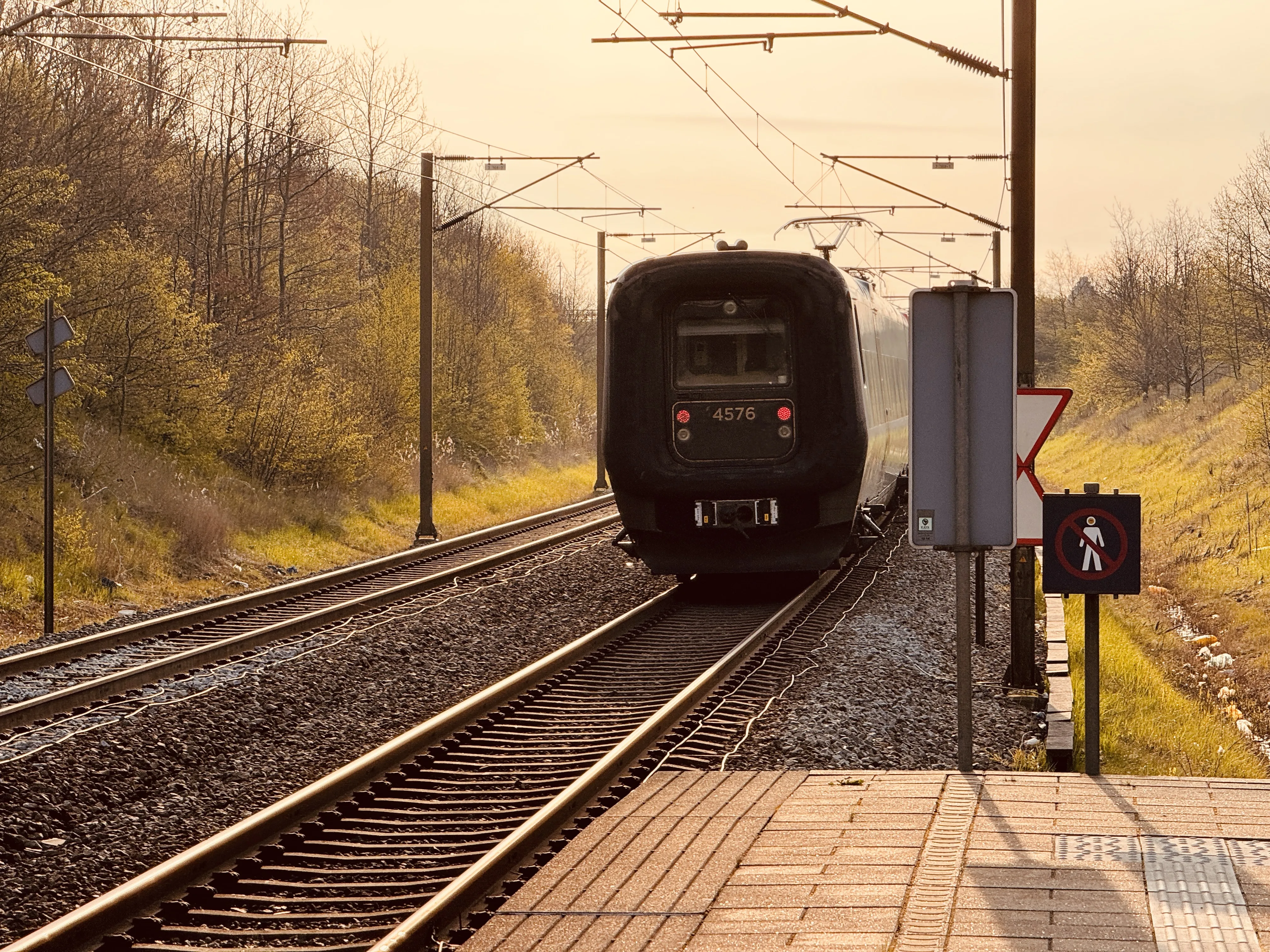 Billede af DSB ET 4376 fotograferet ud for Ørestad Trinbræt. Billede af DSB ET 4376 fotograferet ud for Ørestad Trinbræt.