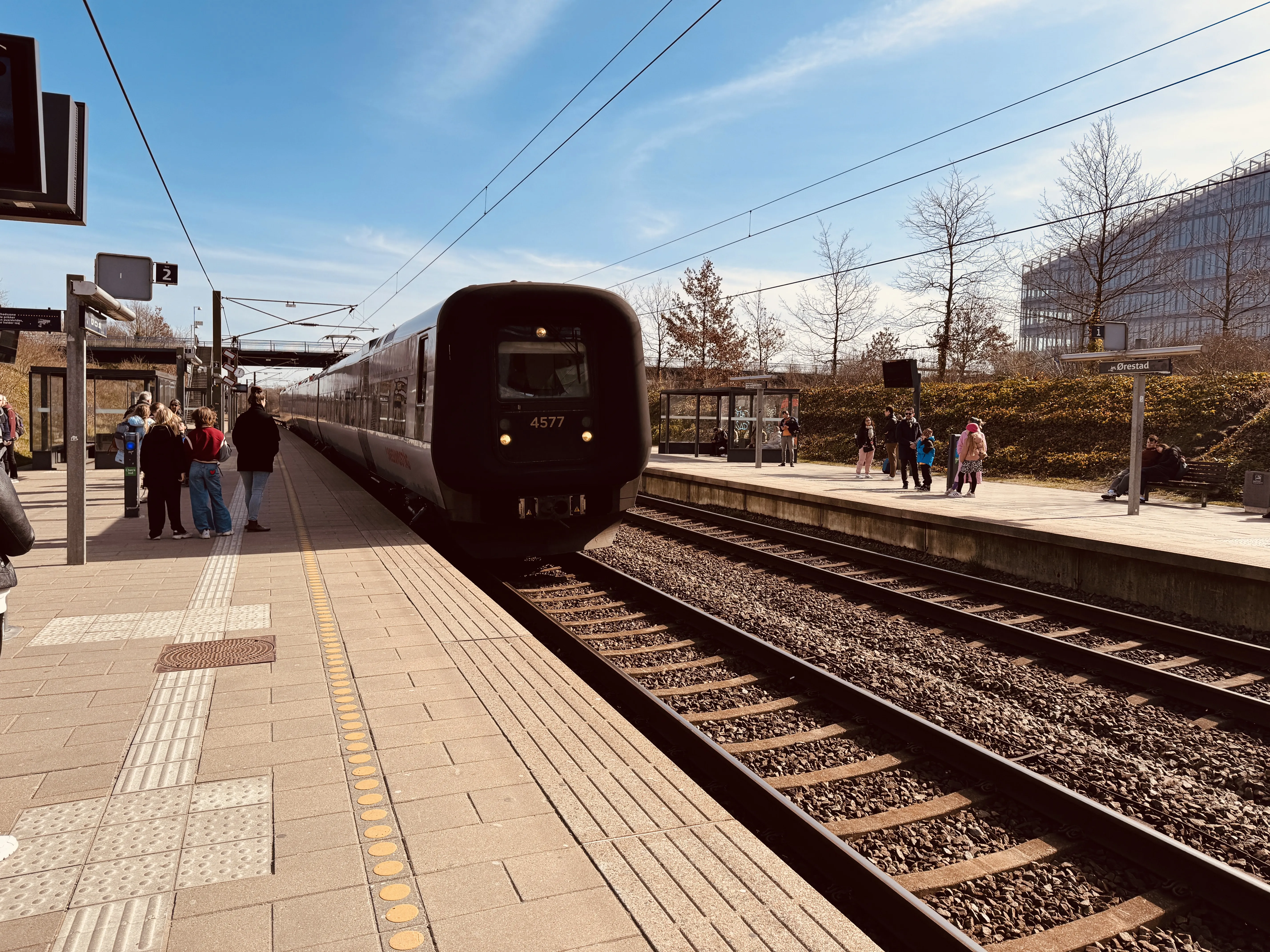 Billede af DSB ET 4377 fotograferet ud for Ørestad Trinbræt. Billede af DSB ET 4377 fotograferet ud for Ørestad Trinbræt.