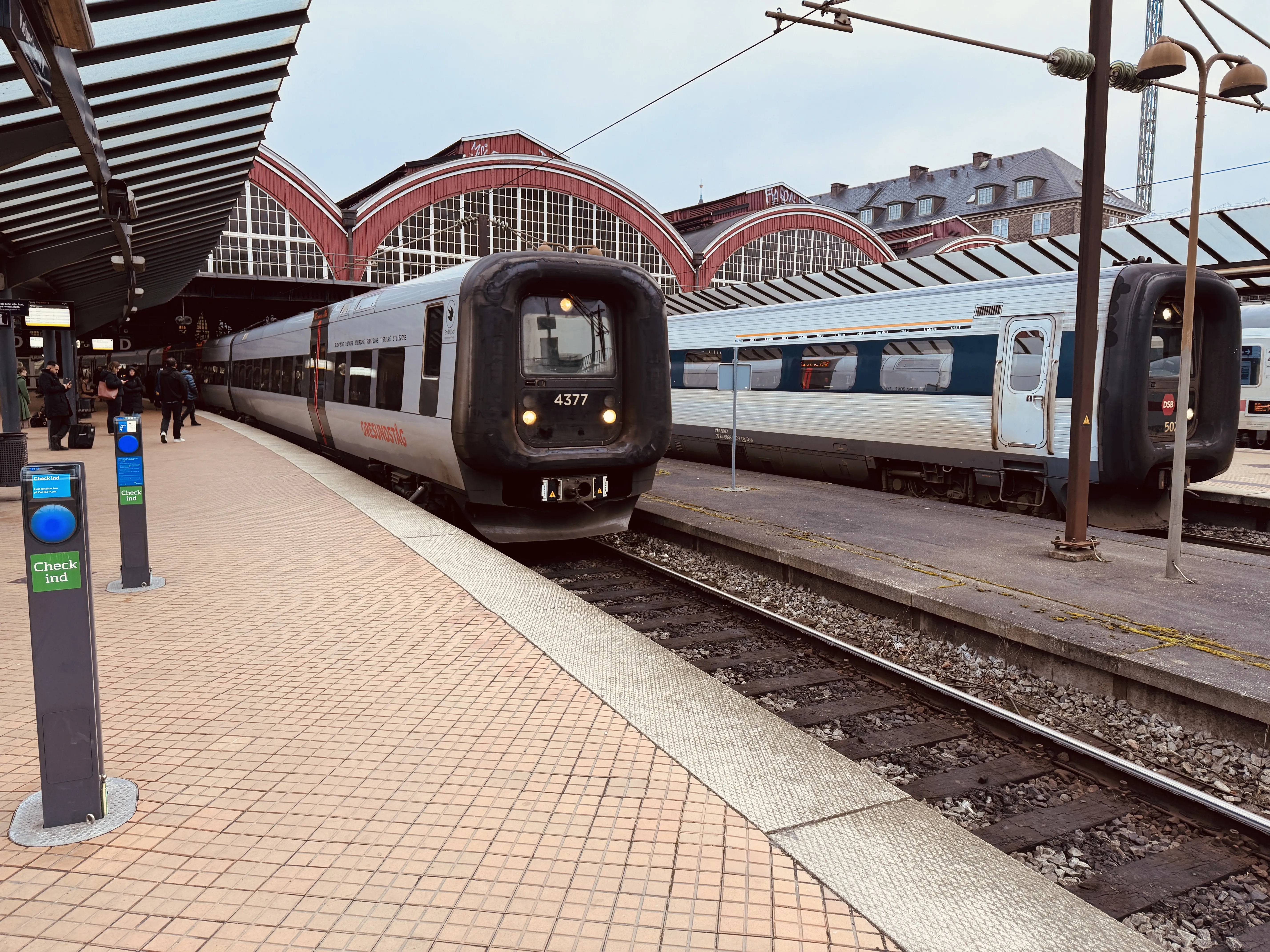 Billede af DSB ET 4377 fotograferet ud for København Hovedbanegård. Billede af DSB ET 4377 fotograferet ud for København Hovedbanegård.