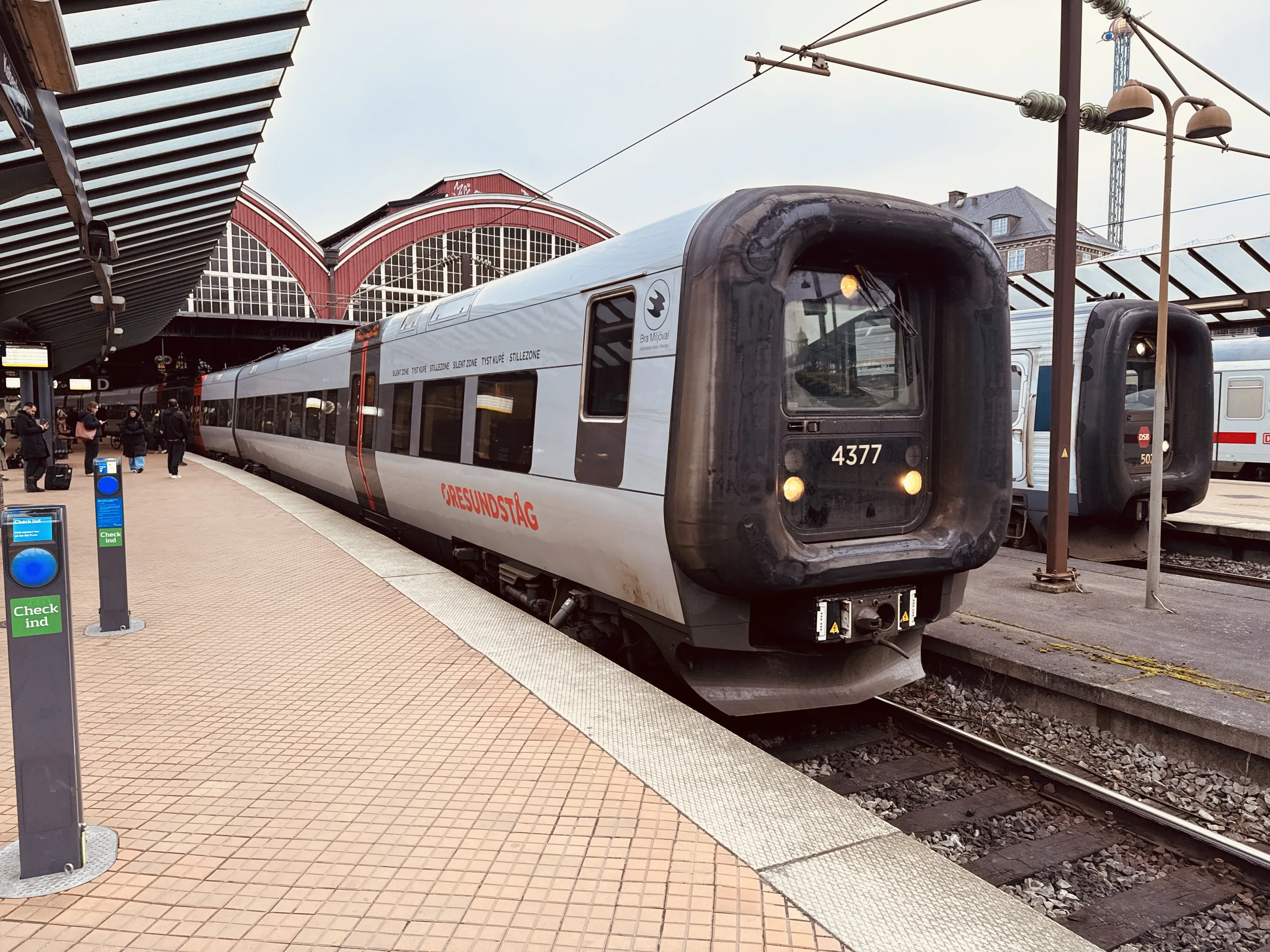 Billede af DSB ET 4377 fotograferet ud for København Hovedbanegård. Billede af DSB ET 4377 fotograferet ud for København Hovedbanegård.