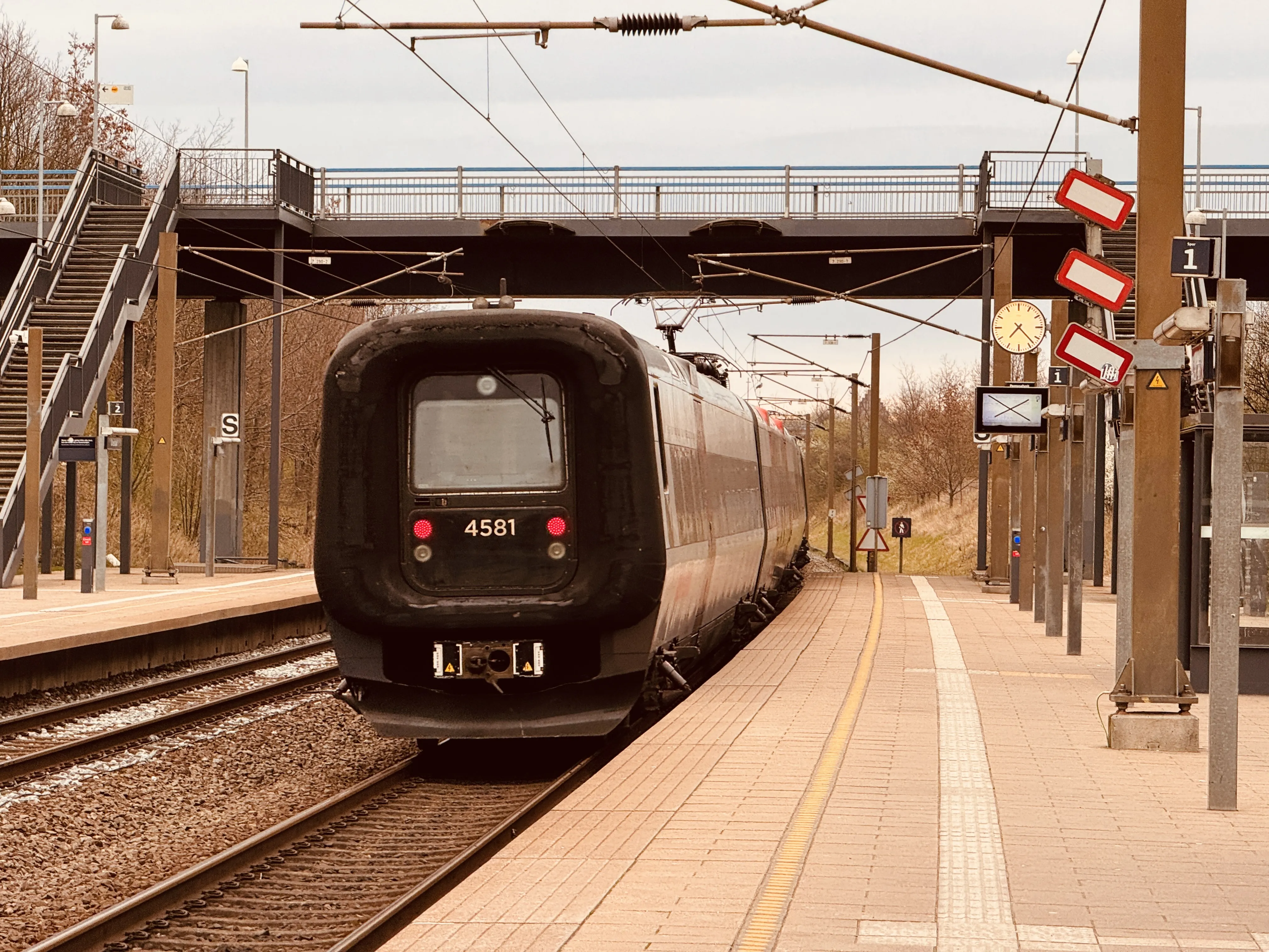 Billede af DSB ET 4381 fotograferet ud for Ørestad Trinbræt. Billede af DSB ET 4381 fotograferet ud for Ørestad Trinbræt.
