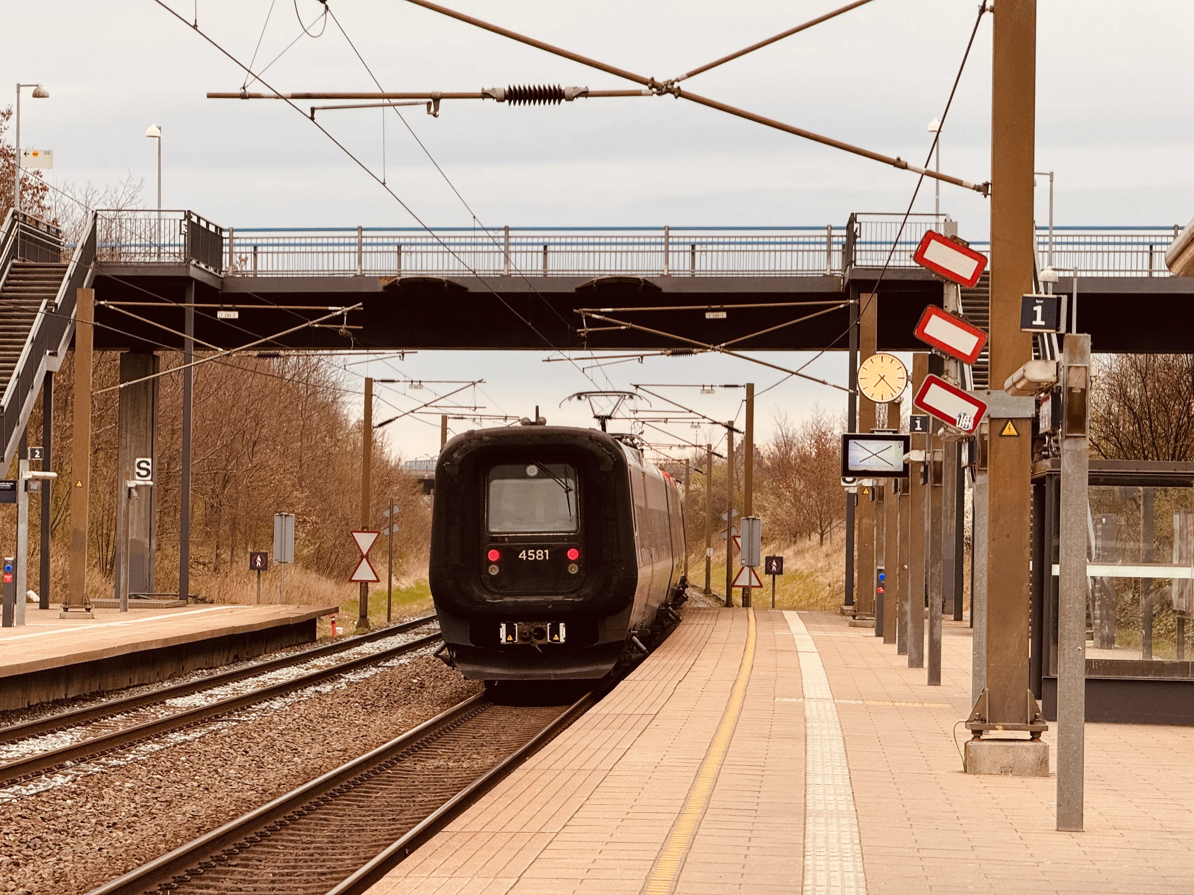 Billede af DSB ET 4381 fotograferet ud for Ørestad Trinbræt. Billede af DSB ET 4381 fotograferet ud for Ørestad Trinbræt.