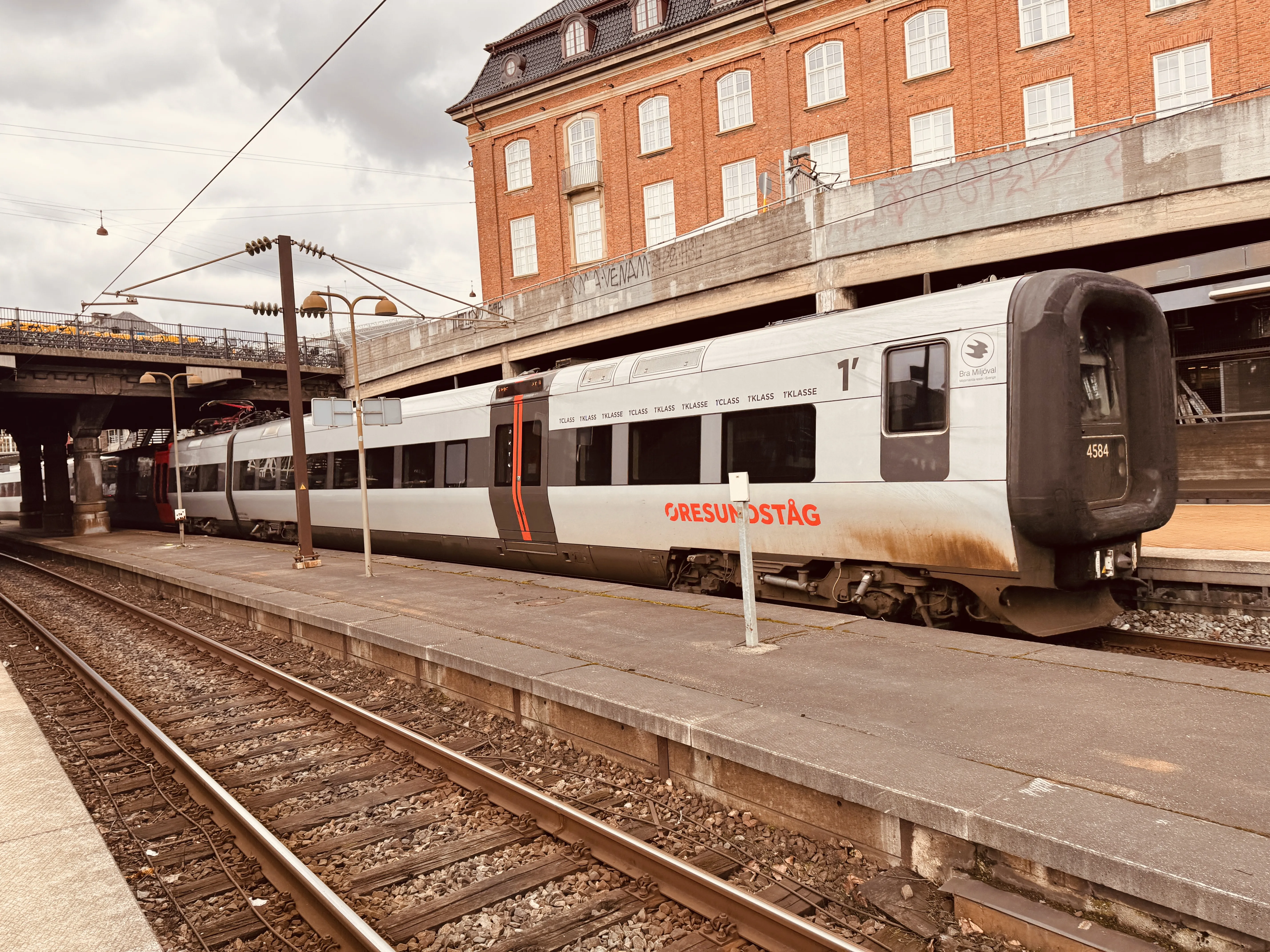Billede af DSB ET 4384 fotograferet ud for København Hovedbanegård. Billede af DSB ET 4384 fotograferet ud for København Hovedbanegård.