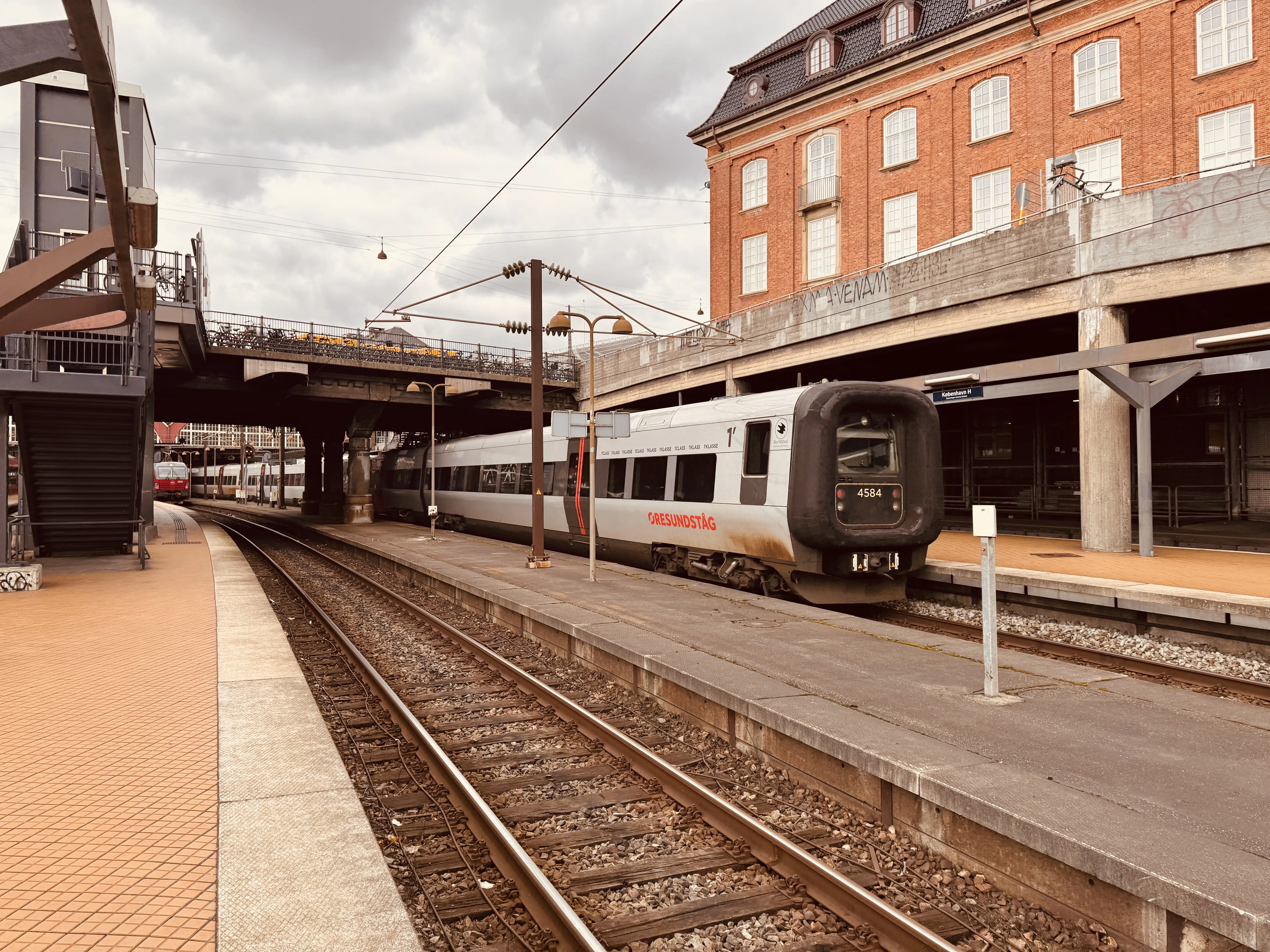 Billede af DSB ET 4384 fotograferet ud for København Hovedbanegård. Billede af DSB ET 4384 fotograferet ud for København Hovedbanegård.
