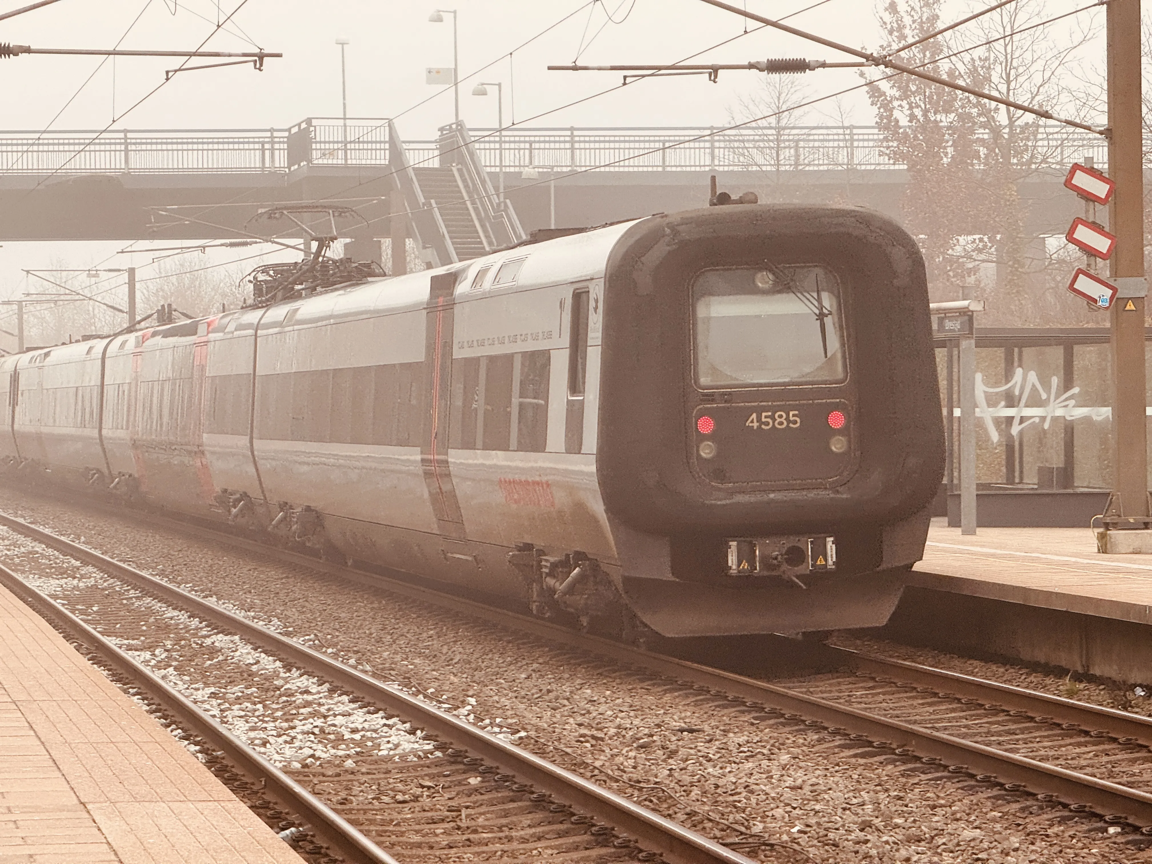 Billede af DSB ET 4385 fotograferet ud for Ørestad Trinbræt. Billede af DSB ET 4385 fotograferet ud for Ørestad Trinbræt.