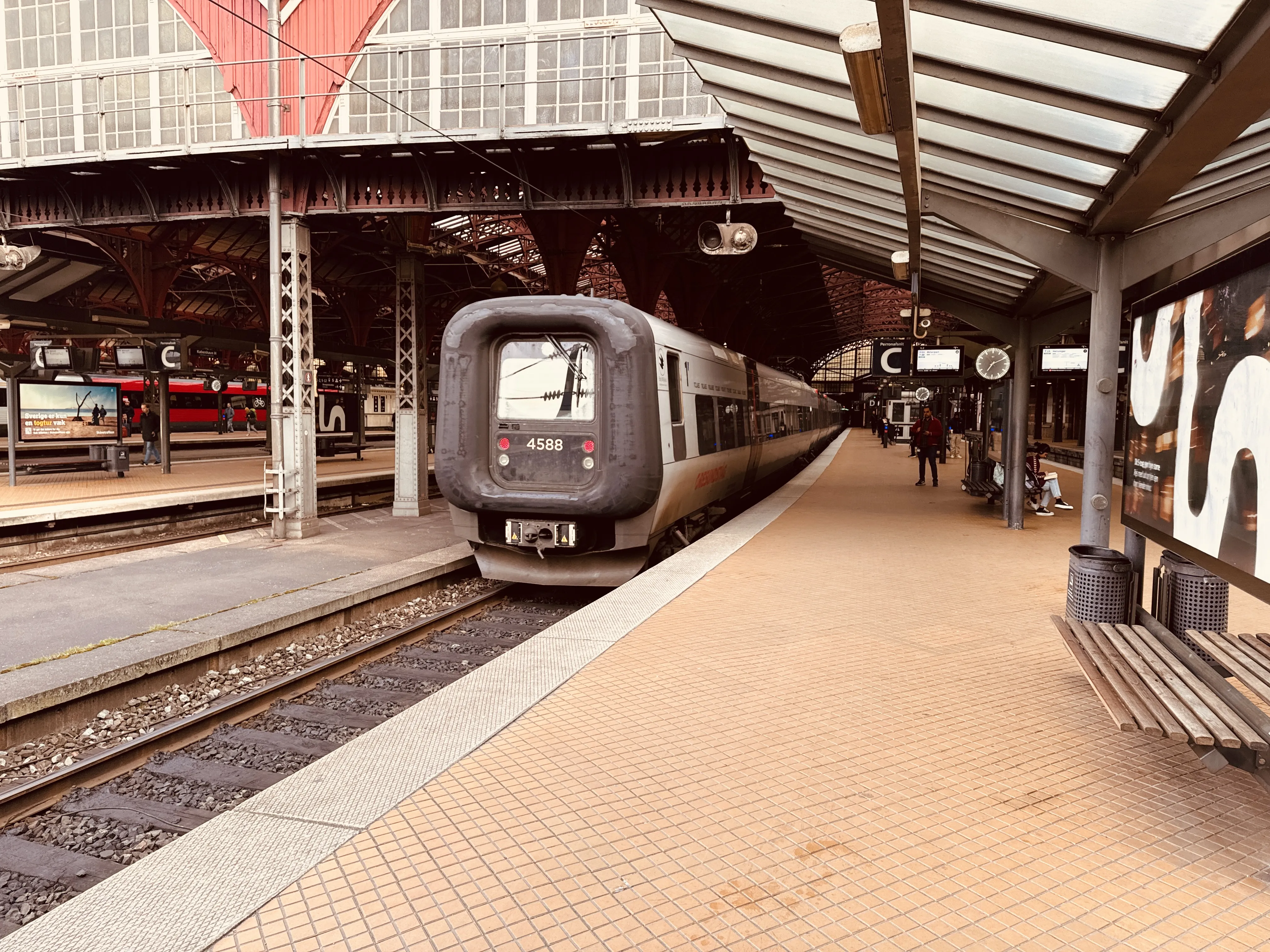 Billede af DSB ET 4388 fotograferet ud for København Hovedbanegård. Billede af DSB ET 4388 fotograferet ud for København Hovedbanegård.