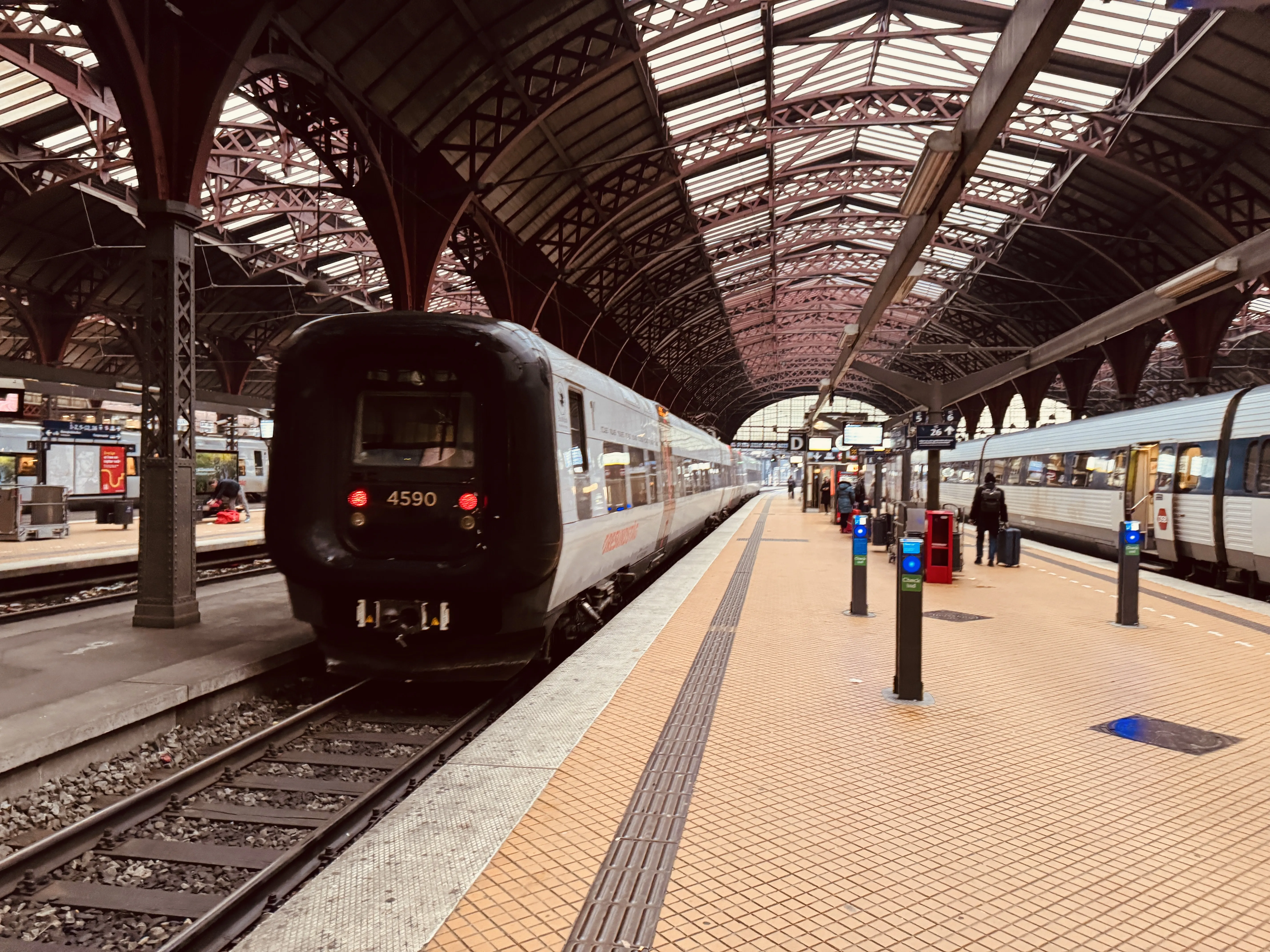 Billede af DSB ET 4390 fotograferet ud for København Hovedbanegård. Billede af DSB ET 4390 fotograferet ud for København Hovedbanegård.