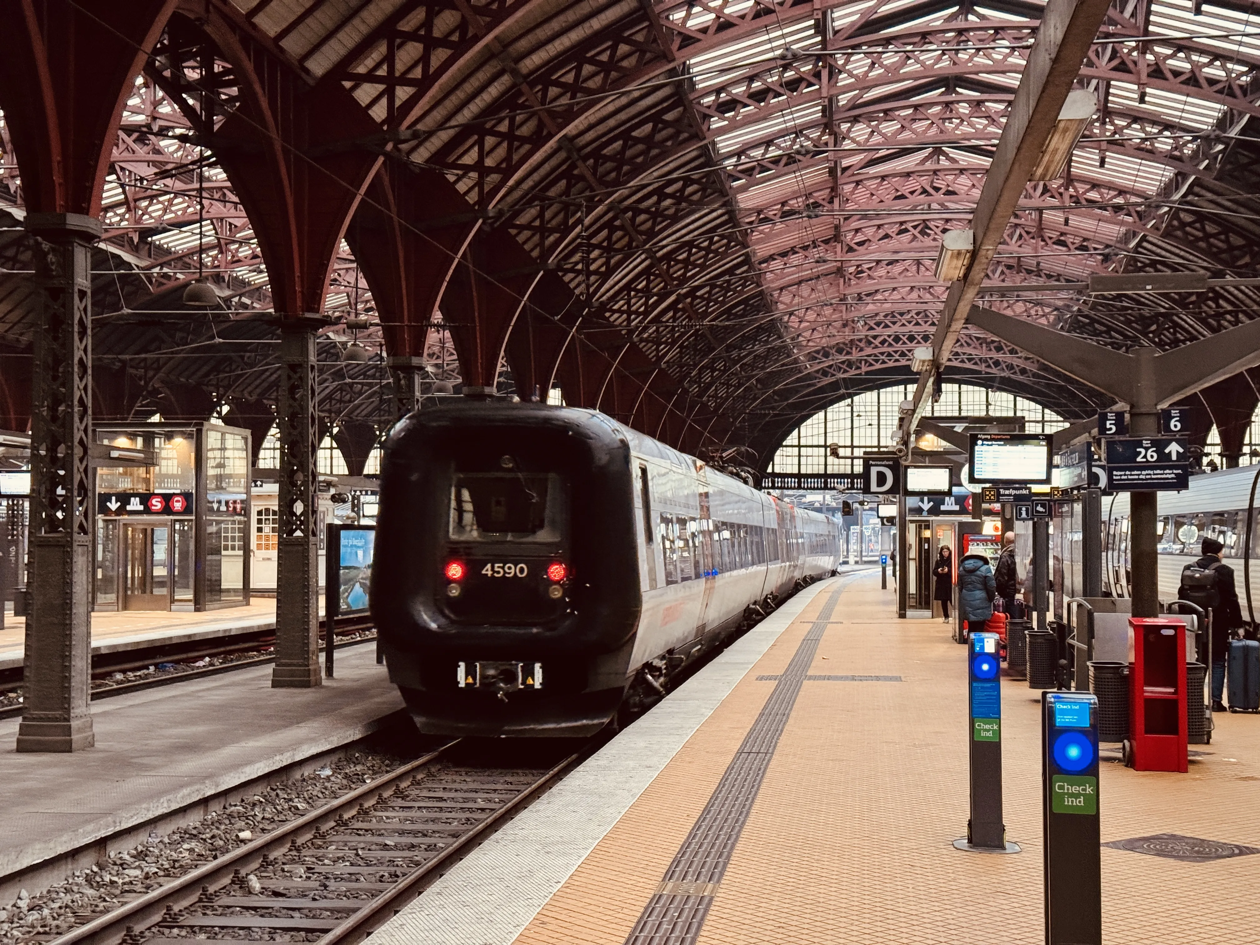 Billede af DSB ET 4390 fotograferet ud for København Hovedbanegård. Billede af DSB ET 4390 fotograferet ud for København Hovedbanegård.