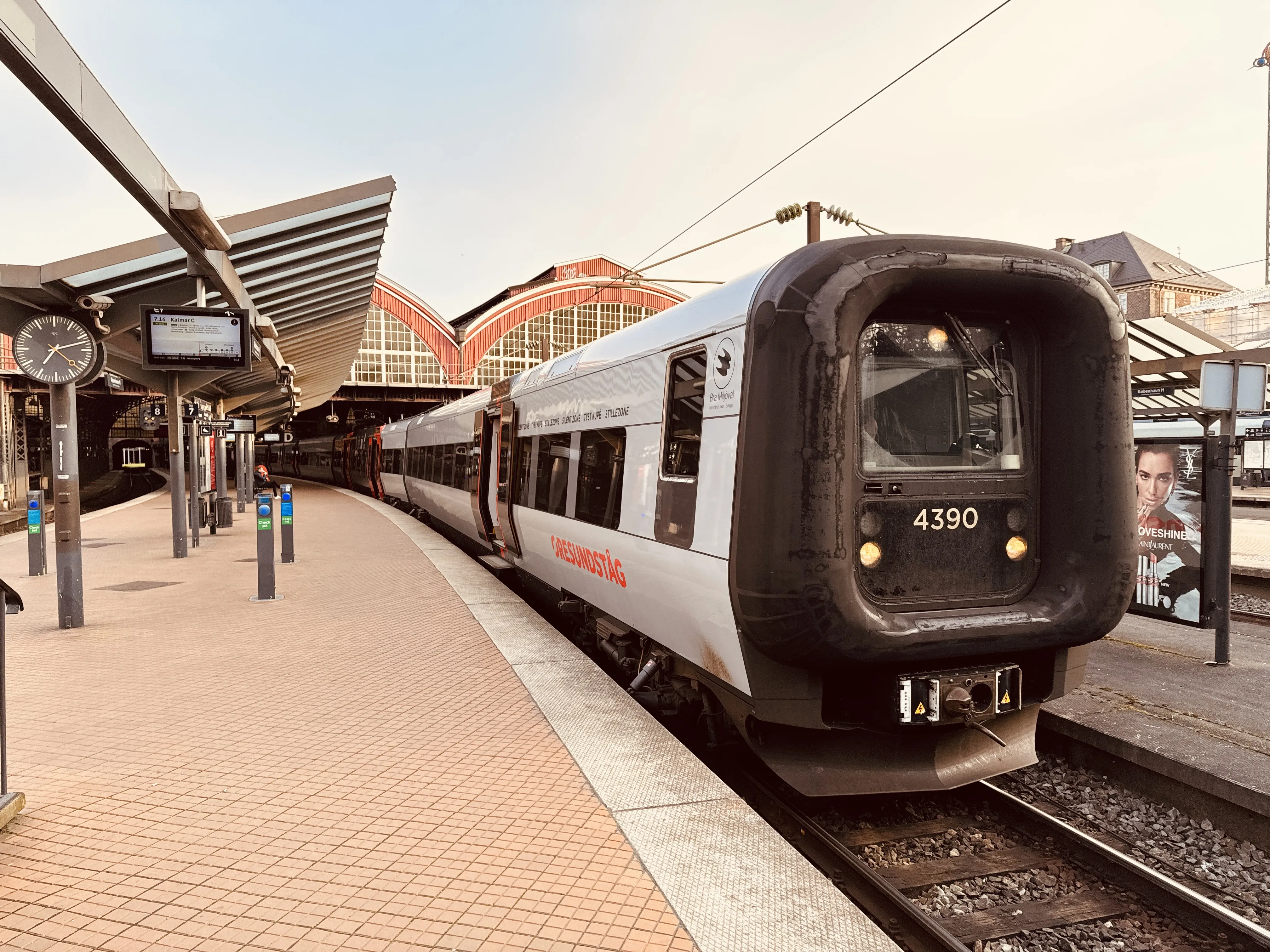 Billede af DSB ET 4390 fotograferet ud for København Hovedbanegård. Billede af DSB ET 4390 fotograferet ud for København Hovedbanegård.