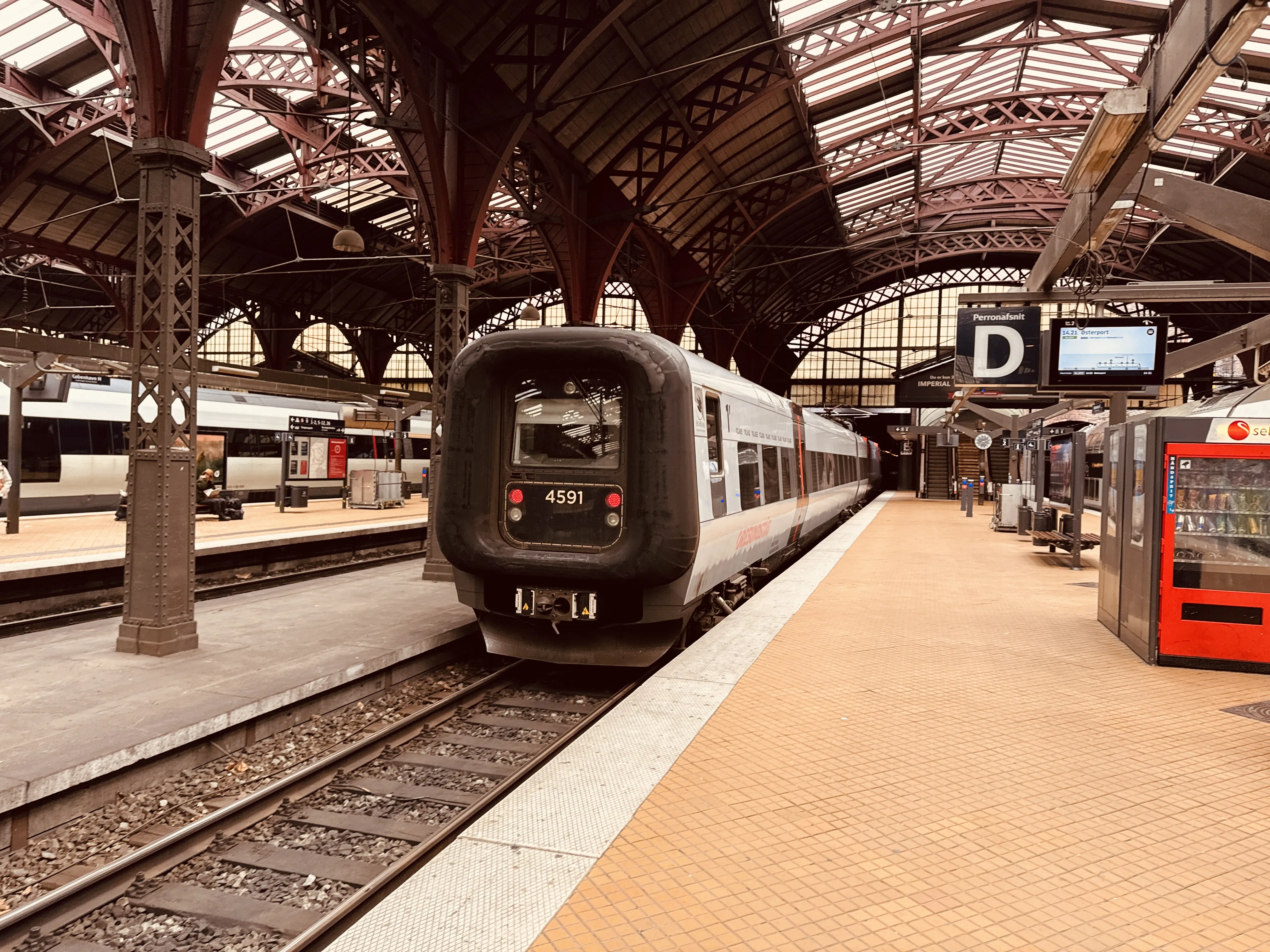 Billede af DSB ET 4391 fotograferet ud for København Hovedbanegård. Billede af DSB ET 4391 fotograferet ud for København Hovedbanegård.