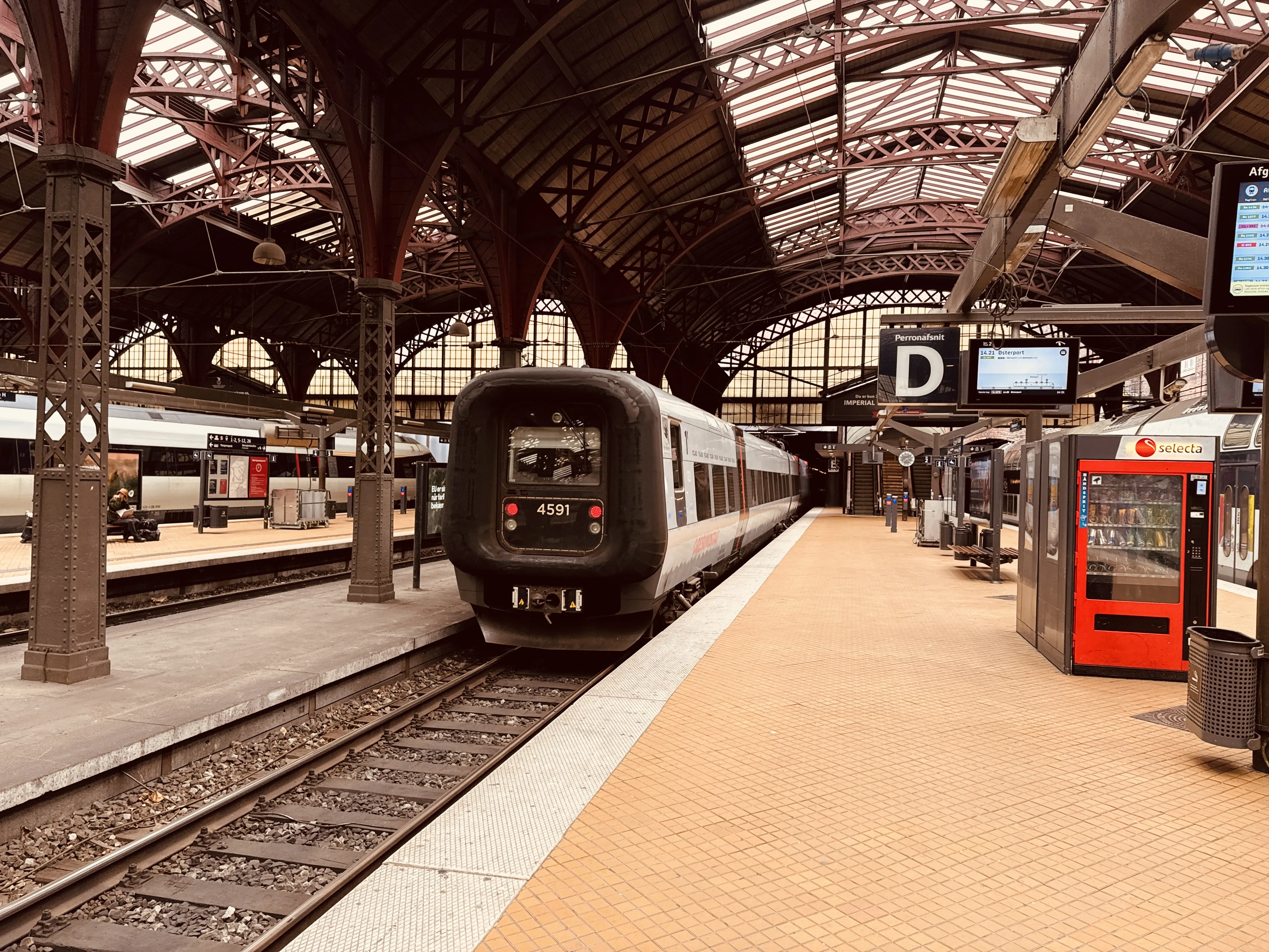 Billede af DSB ET 4391 fotograferet ud for København Hovedbanegård. Billede af DSB ET 4391 fotograferet ud for København Hovedbanegård.