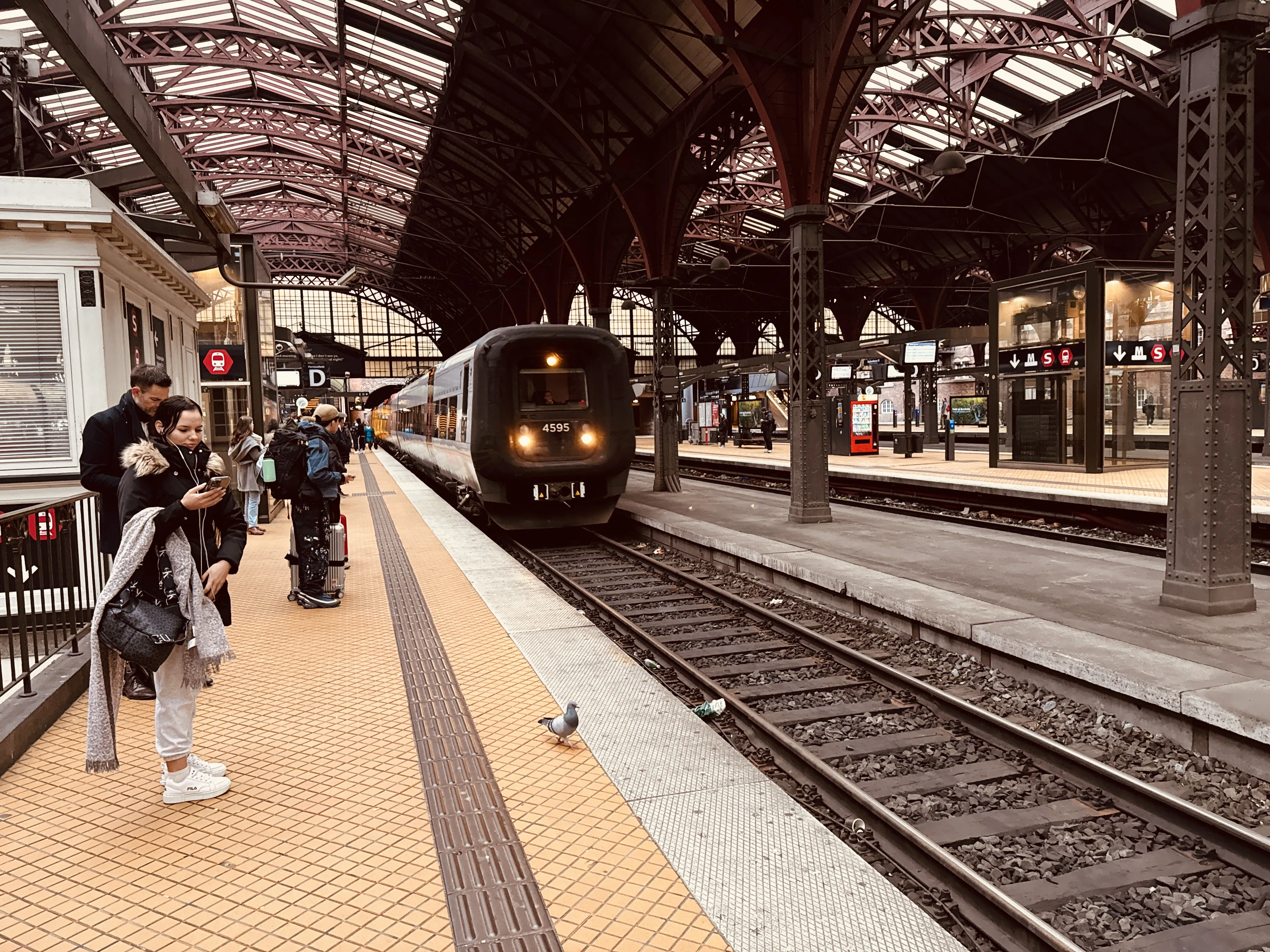 Billede af DSB ET 4395 fotograferet ud for København Hovedbanegård. Billede af DSB ET 4395 fotograferet ud for København Hovedbanegård.