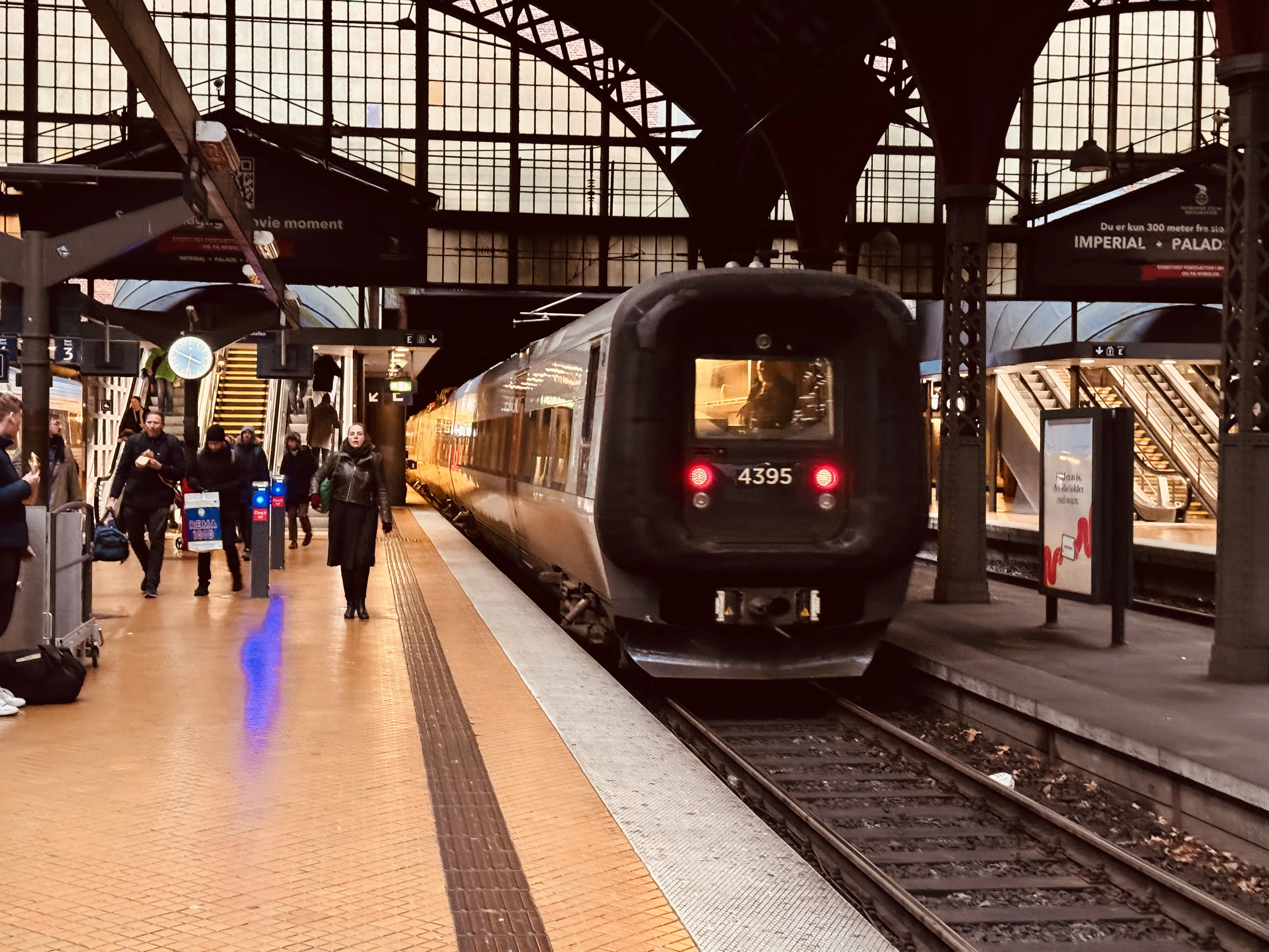 Billede af DSB ET 4395 fotograferet ud for København Hovedbanegård. Billede af DSB ET 4395 fotograferet ud for København Hovedbanegård.