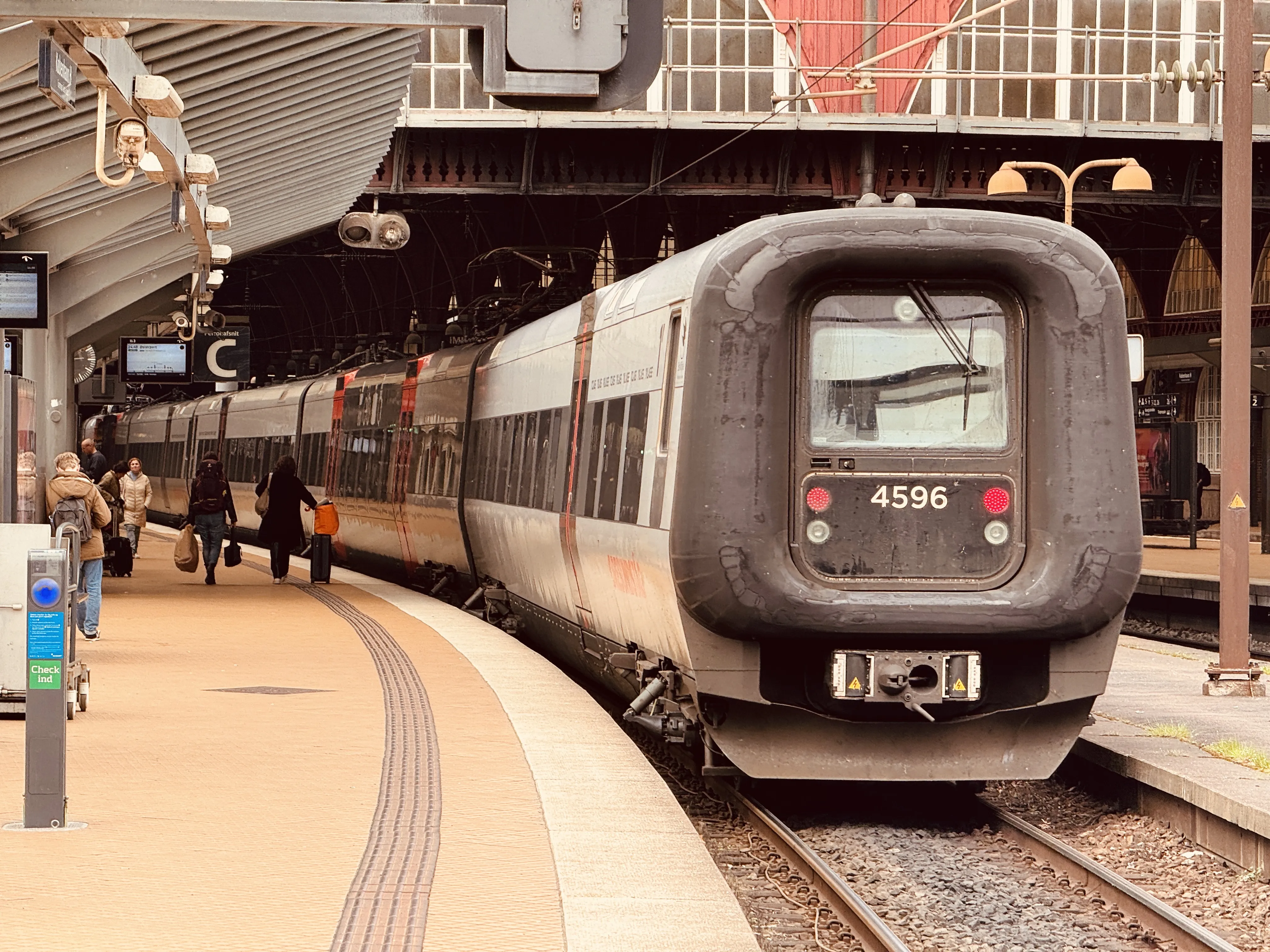 Billede af DSB ET 4396 fotograferet ud for København Hovedbanegård. Billede af DSB ET 4396 fotograferet ud for København Hovedbanegård.