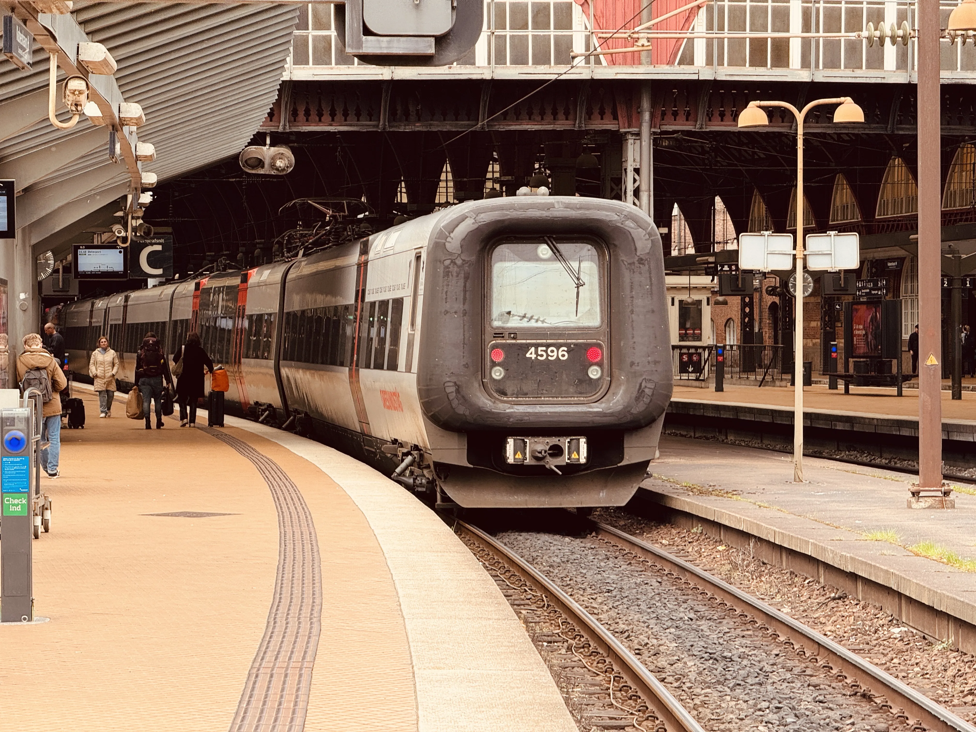 Billede af DSB ET 4396 fotograferet ud for København Hovedbanegård. Billede af DSB ET 4396 fotograferet ud for København Hovedbanegård.