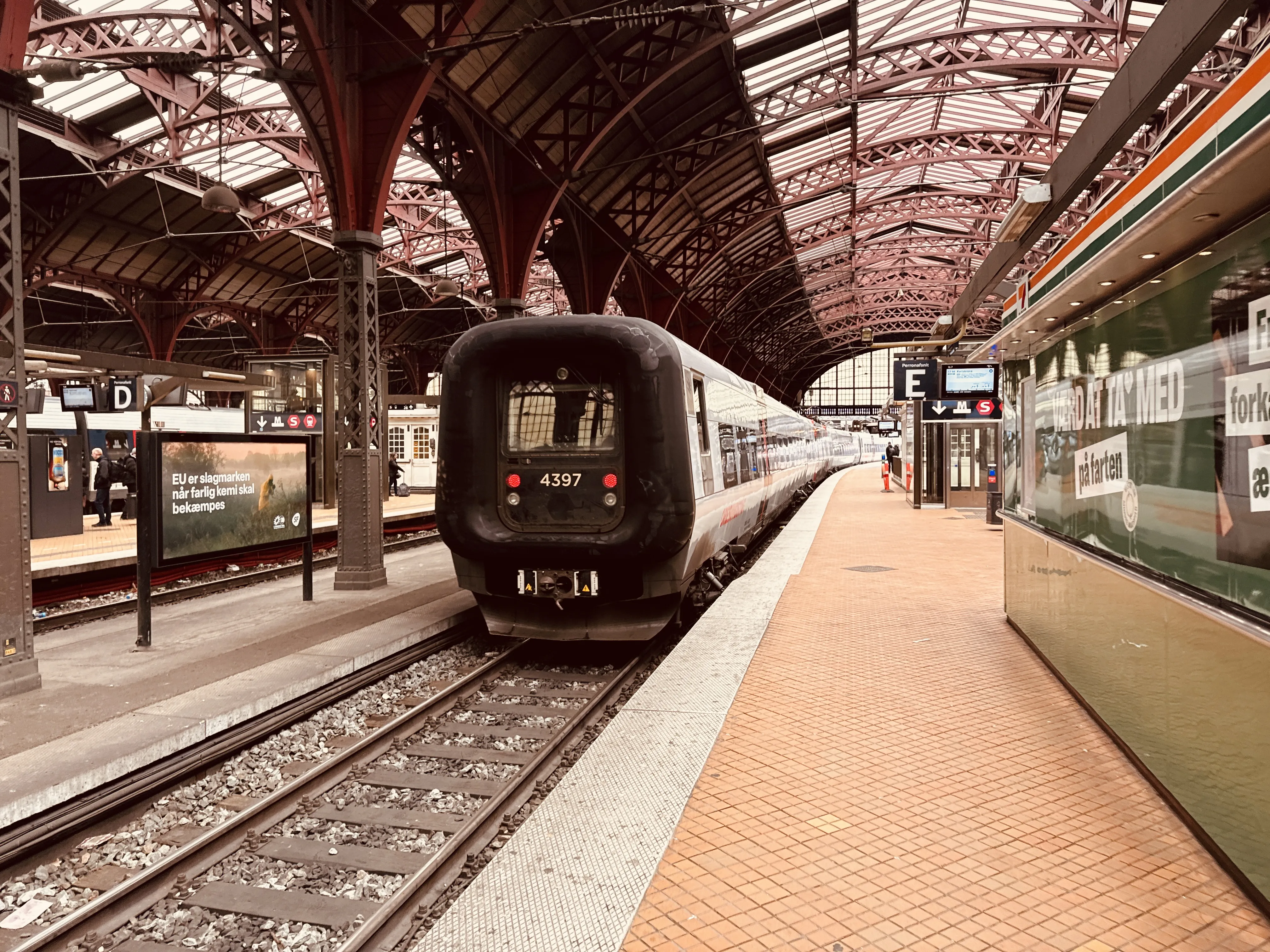 Billede af DSB ET 4397 fotograferet ud for København Hovedbanegård. Billede af DSB ET 4397 fotograferet ud for København Hovedbanegård.