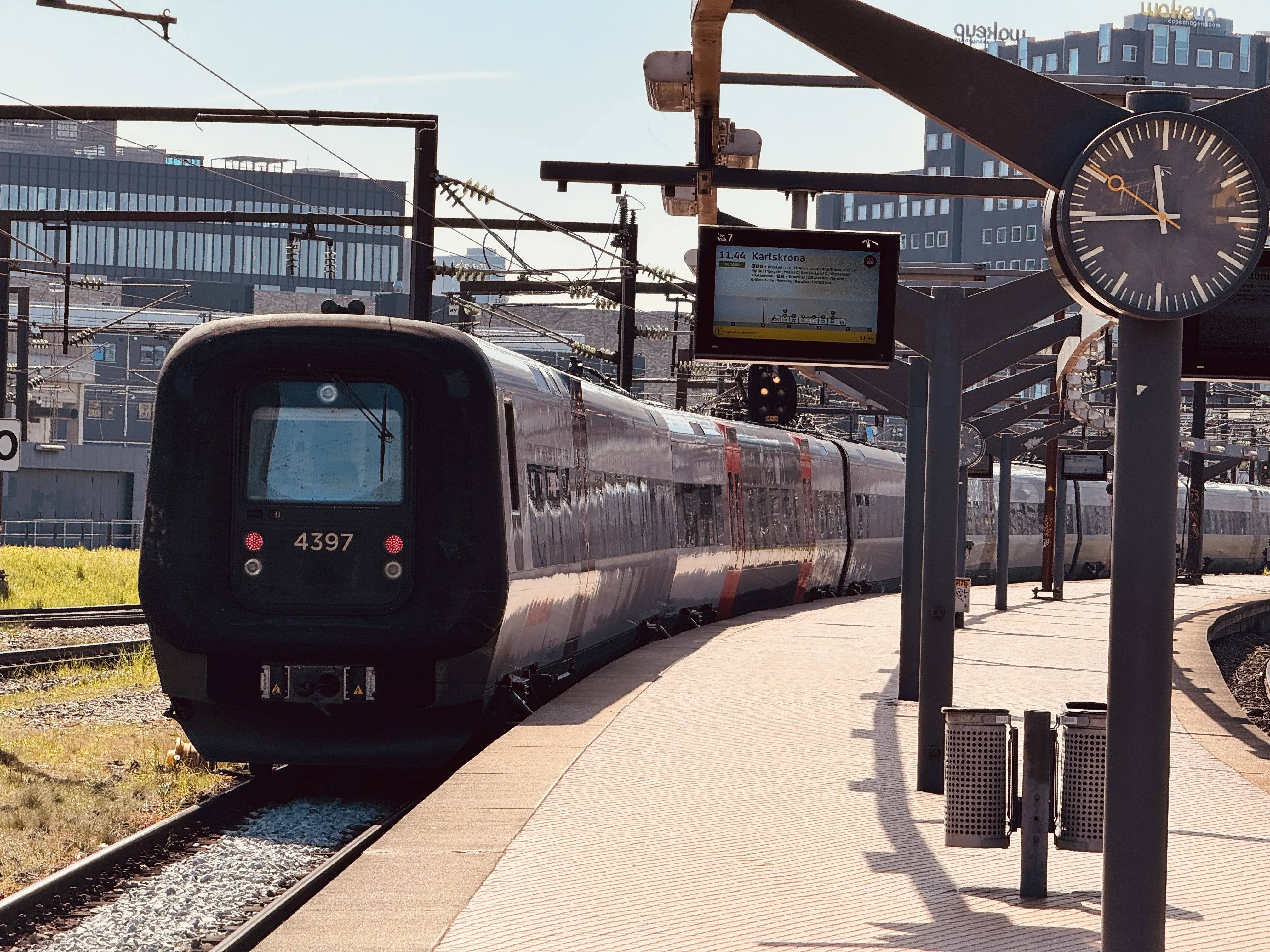 Billede af DSB ET 4397 fotograferet ud for København Hovedbanegård. Billede af DSB ET 4397 fotograferet ud for København Hovedbanegård.