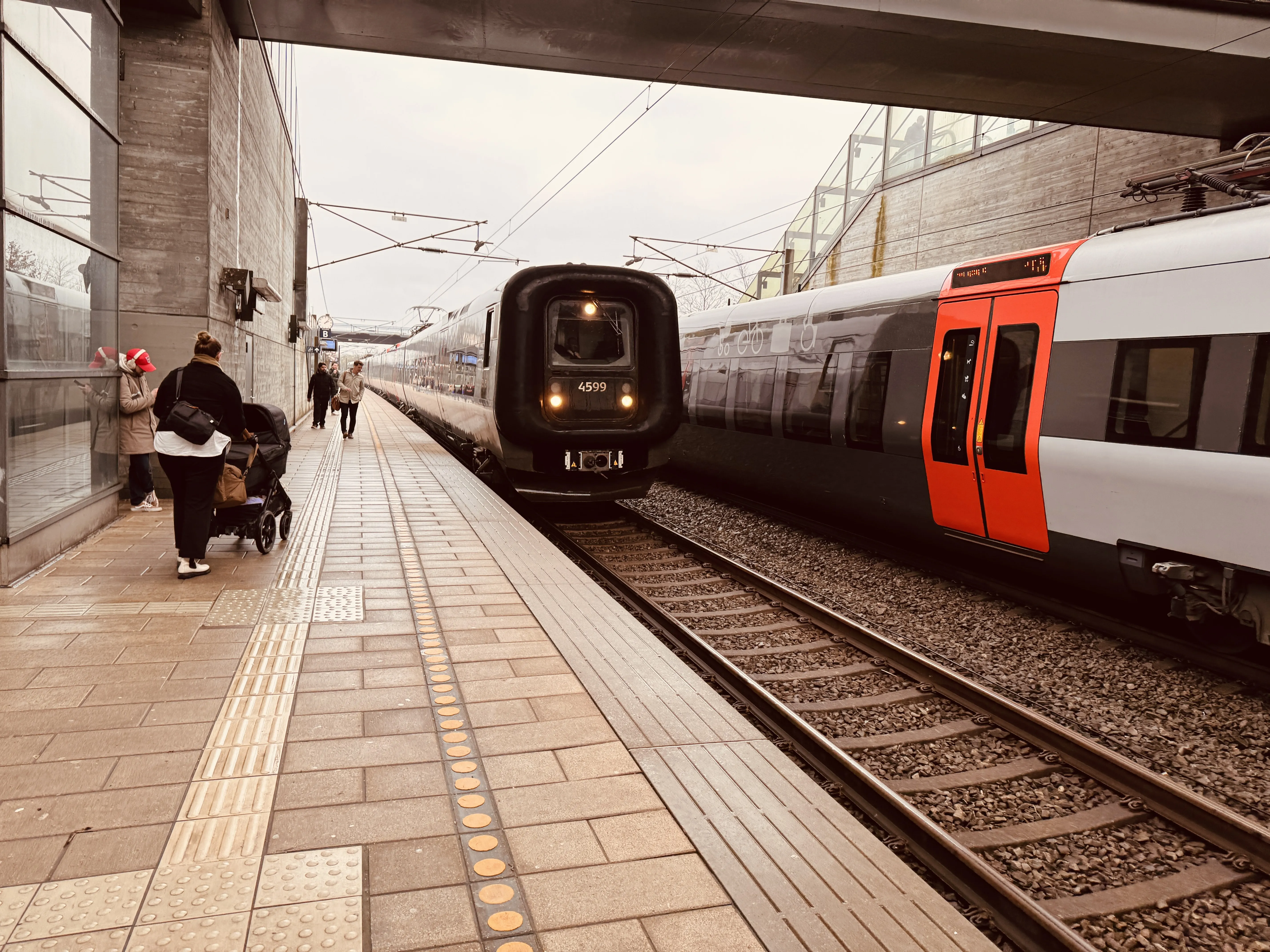 Billede af DSB ET 4399 fotograferet ud for Ørestad Trinbræt. Billede af DSB ET 4399 fotograferet ud for Ørestad Trinbræt.