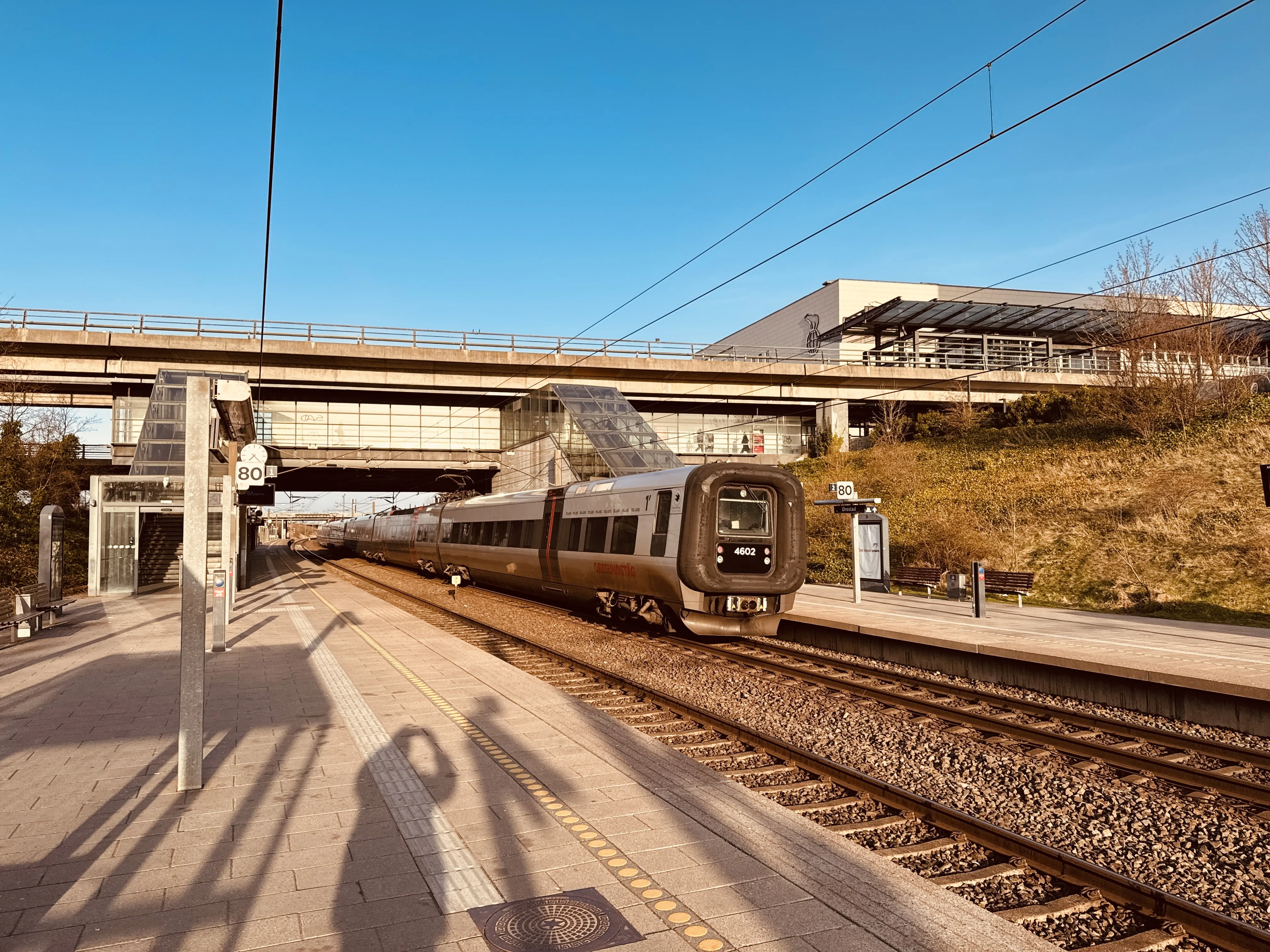 Billede af DSB ET 4402 fotograferet ud for Ørestad Trinbræt. Billede af DSB ET 4402 fotograferet ud for Ørestad Trinbræt.