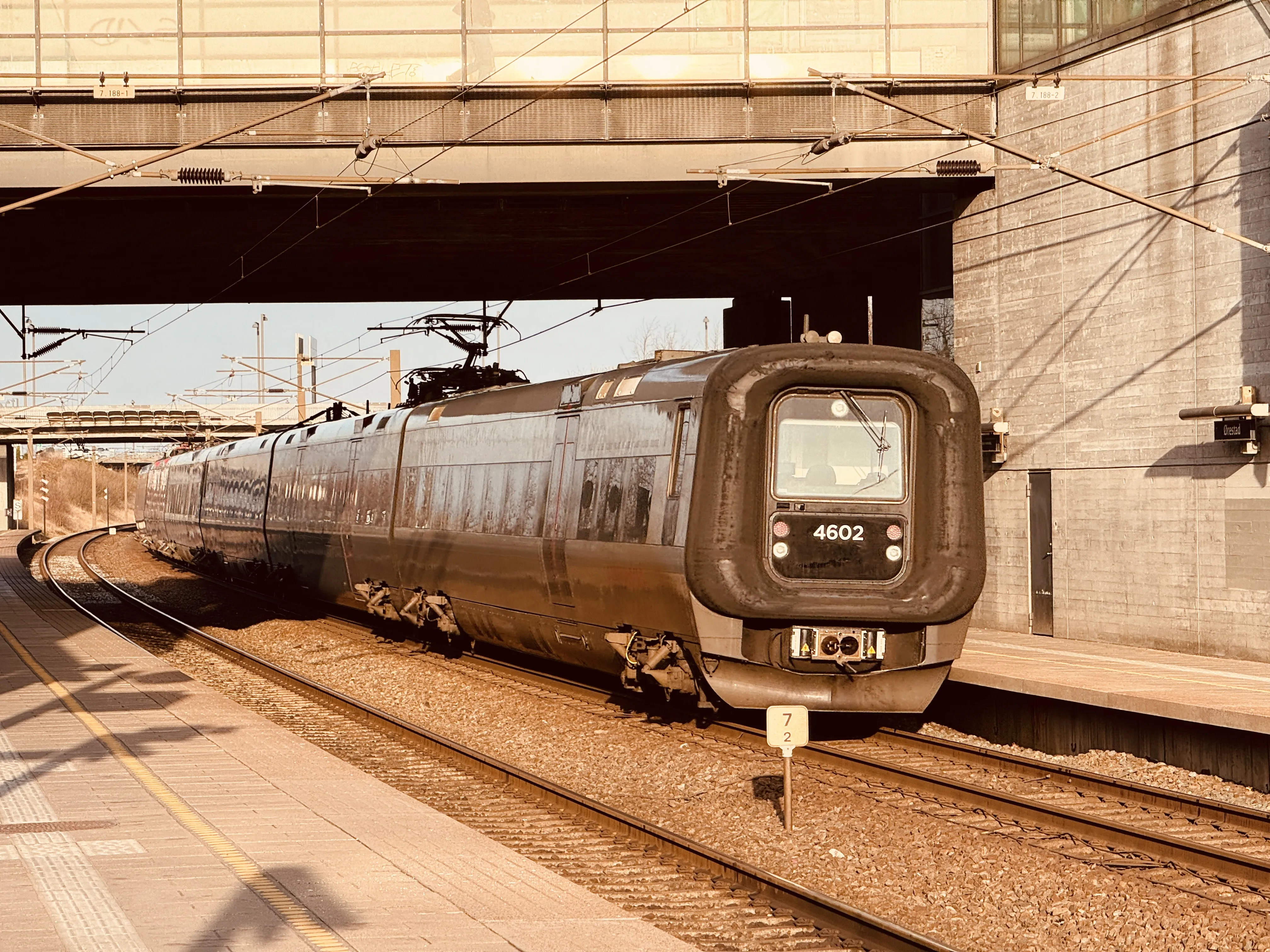 Billede af DSB ET 4402 fotograferet ud for Ørestad Trinbræt. Billede af DSB ET 4402 fotograferet ud for Ørestad Trinbræt.