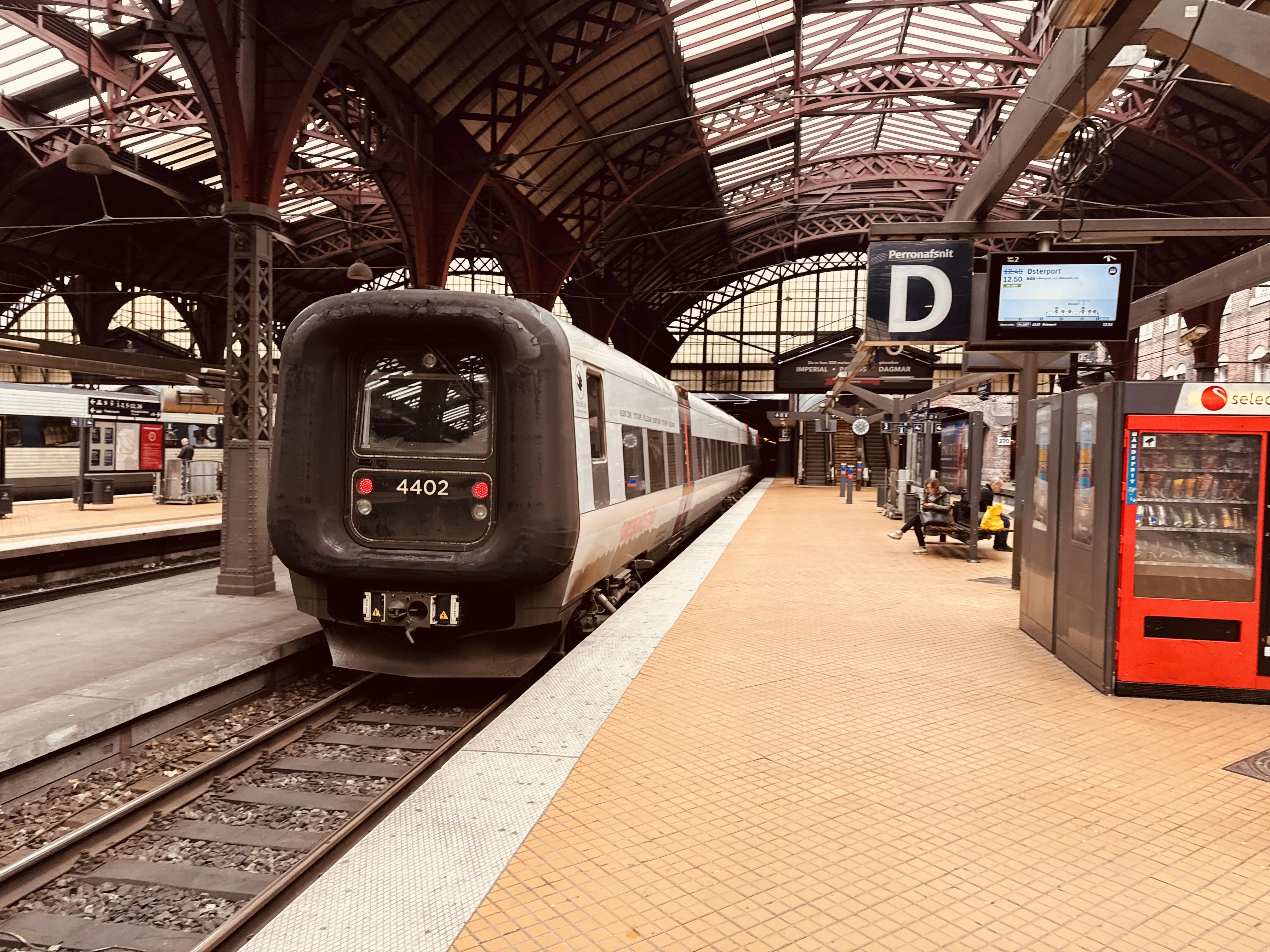 Billede af DSB ET 4402 fotograferet ud for København Hovedbanegård. Billede af DSB ET 4402 fotograferet ud for København Hovedbanegård.