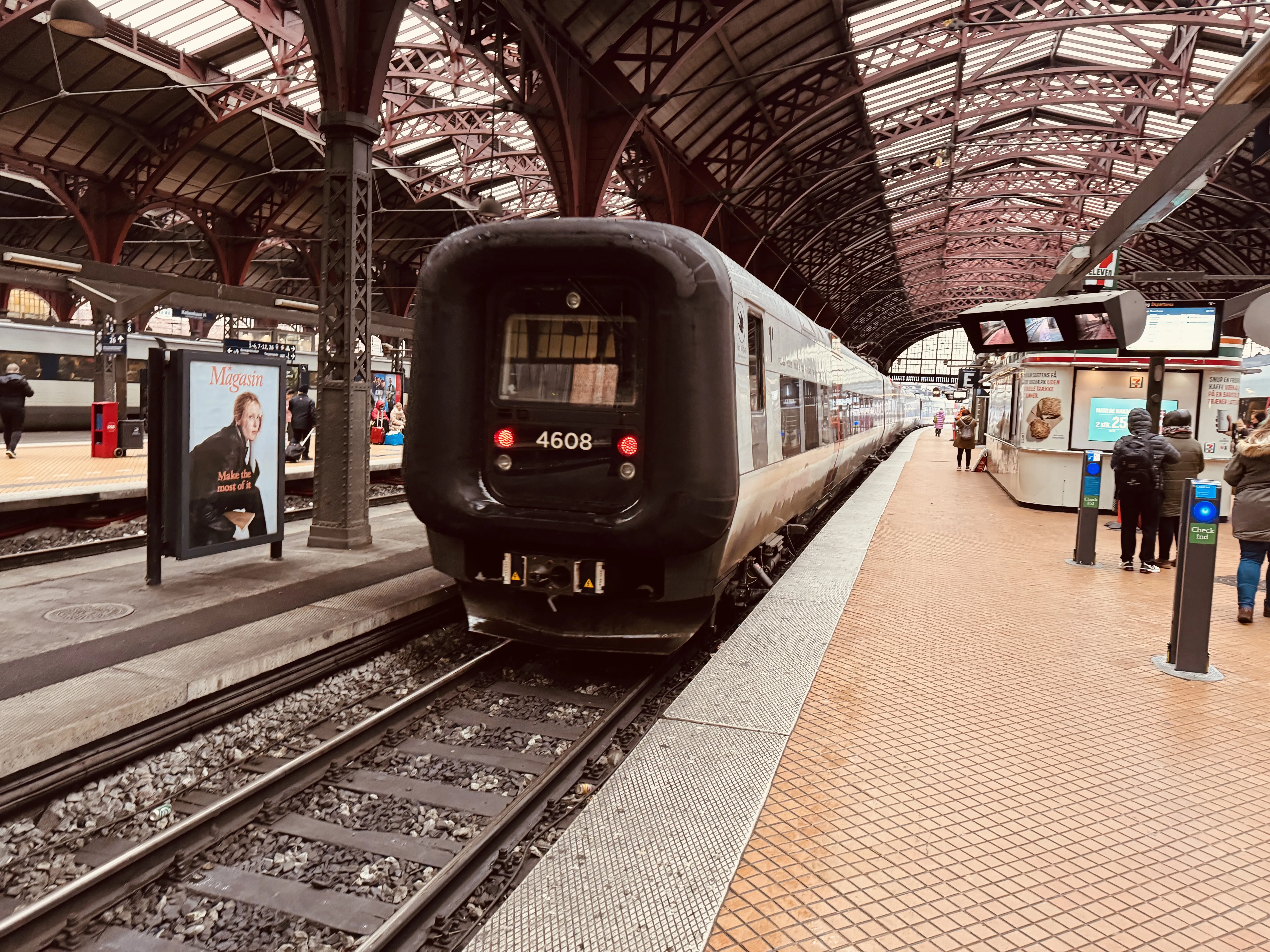 Billede af DSB ET 4408 fotograferet ud for København Hovedbanegård. Billede af DSB ET 4408 fotograferet ud for København Hovedbanegård.