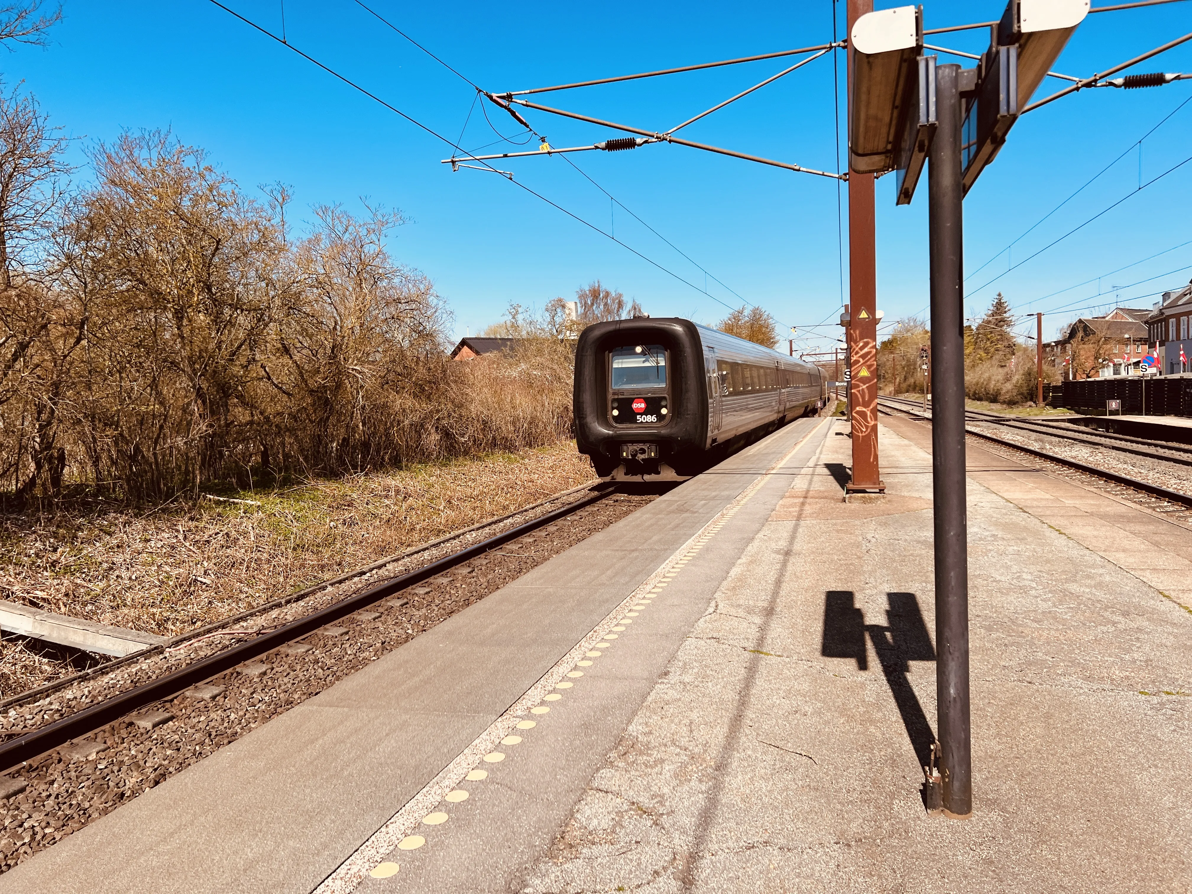 Billede af DSB MF 5086 fotograferet ud for Borup Station. Billede af DSB MF 5086 fotograferet ud for Borup Station.