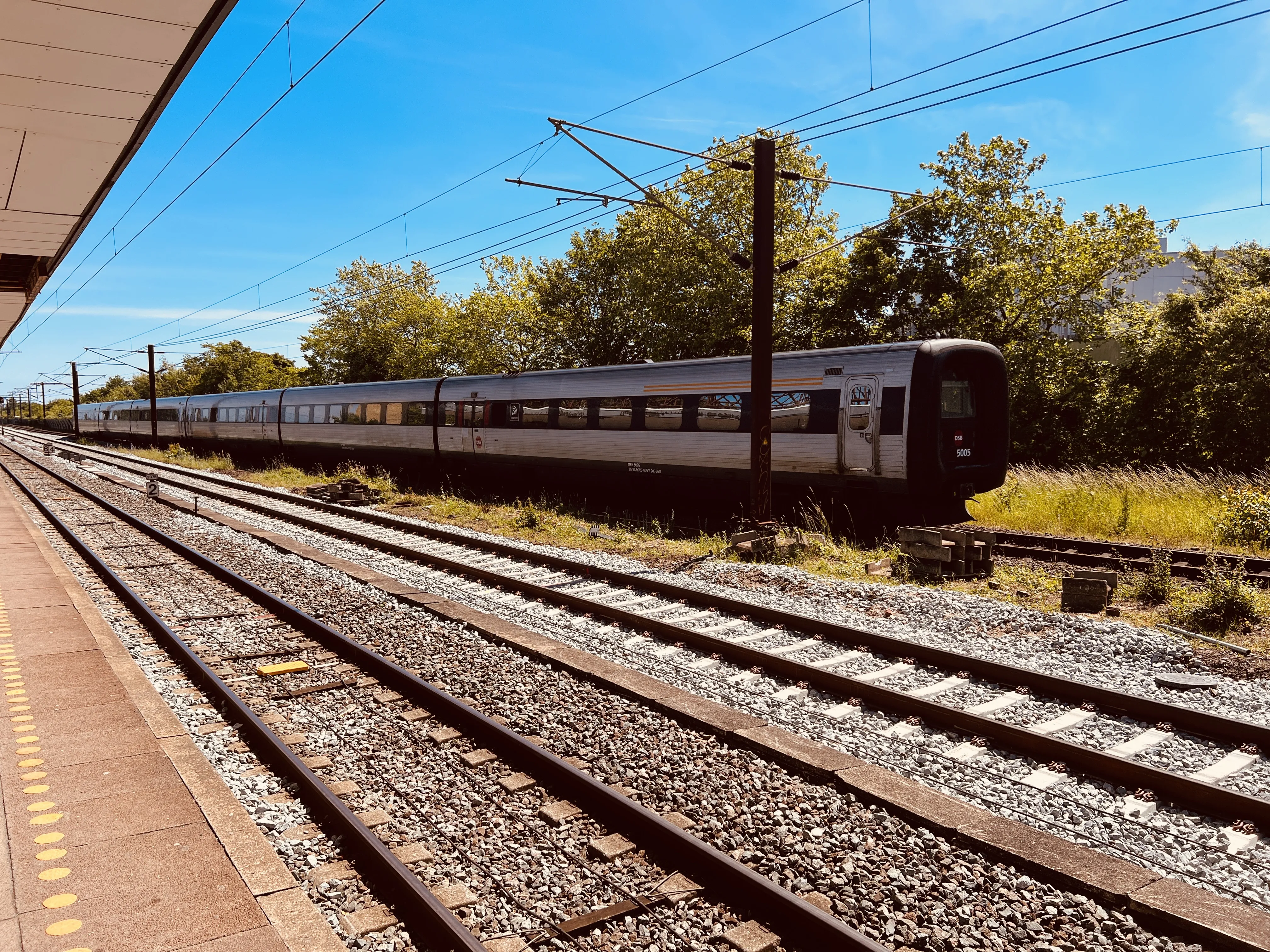 Billede af DSB MF 5005 fotograferet ud for Taastrup S-togstrinbræt. Billede af DSB MF 5005 fotograferet ud for Taastrup S-togstrinbræt.