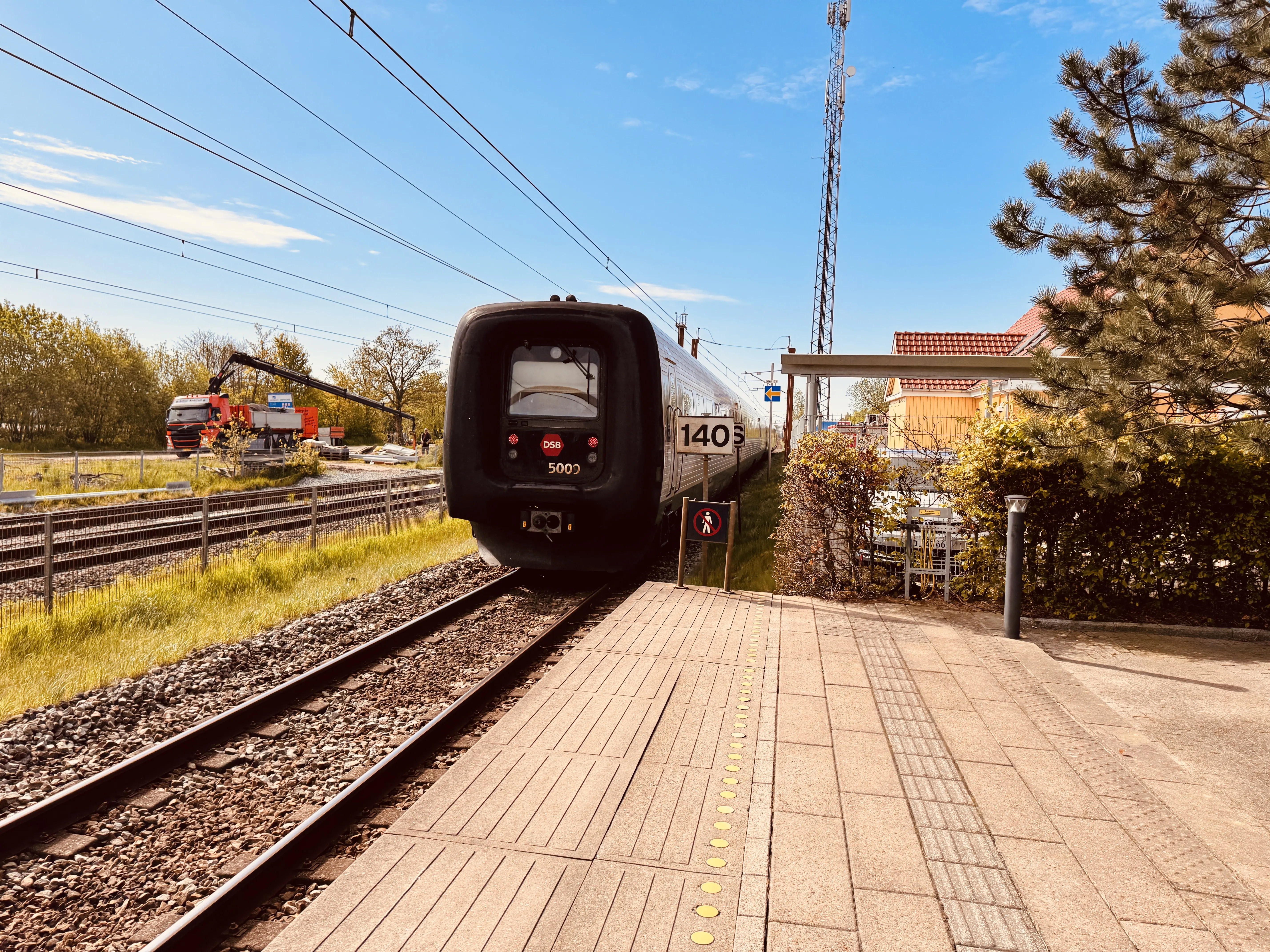 Billede af DSB MF 5009 fotograferet ud for Hedensted Trinbræt. Billede af DSB MF 5009 fotograferet ud for Hedensted Trinbræt.