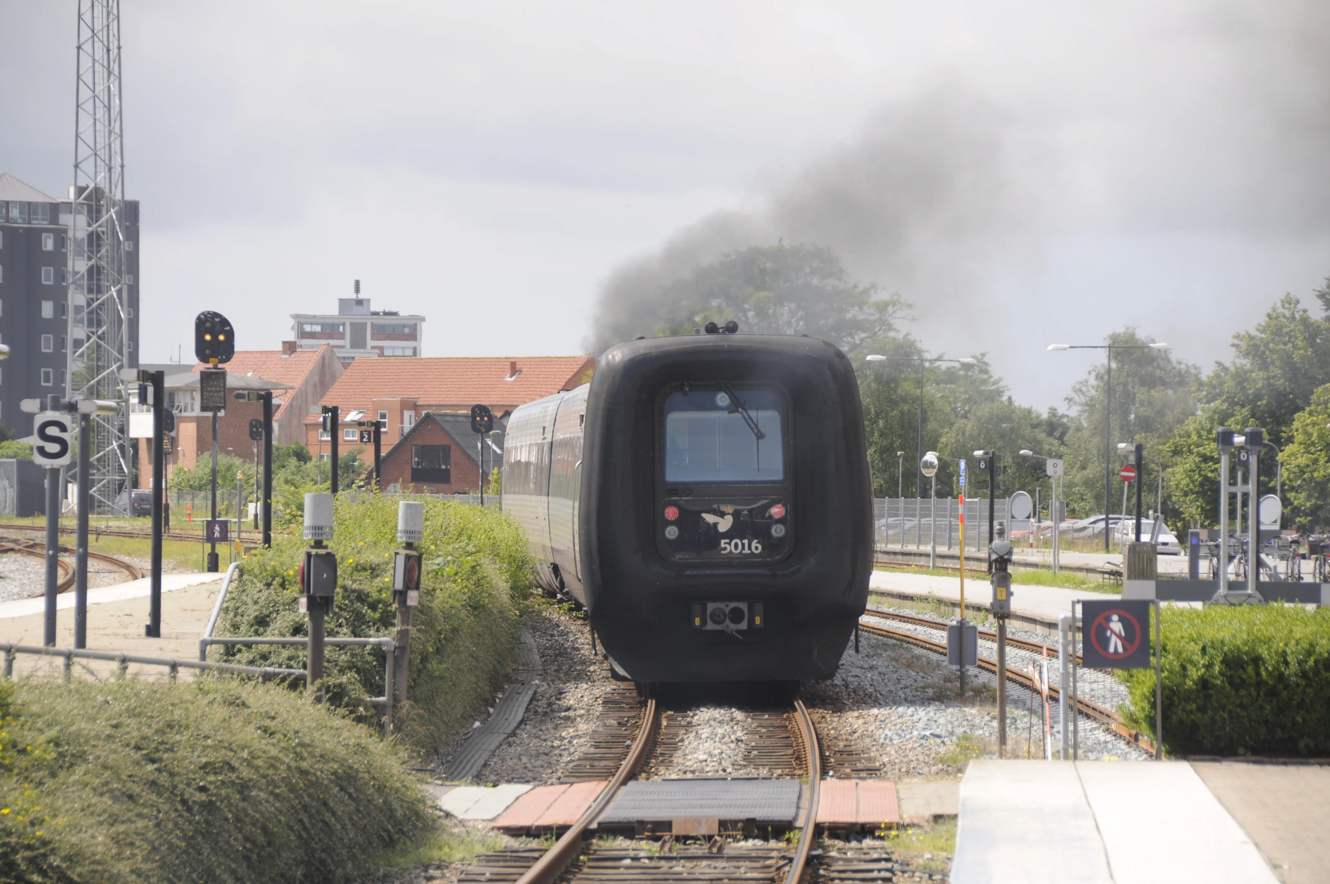 Billede af DSB MF 5016 fotograferet ud for Hjørring Station. Billede af DSB MF 5016 fotograferet ud for Hjørring Station.