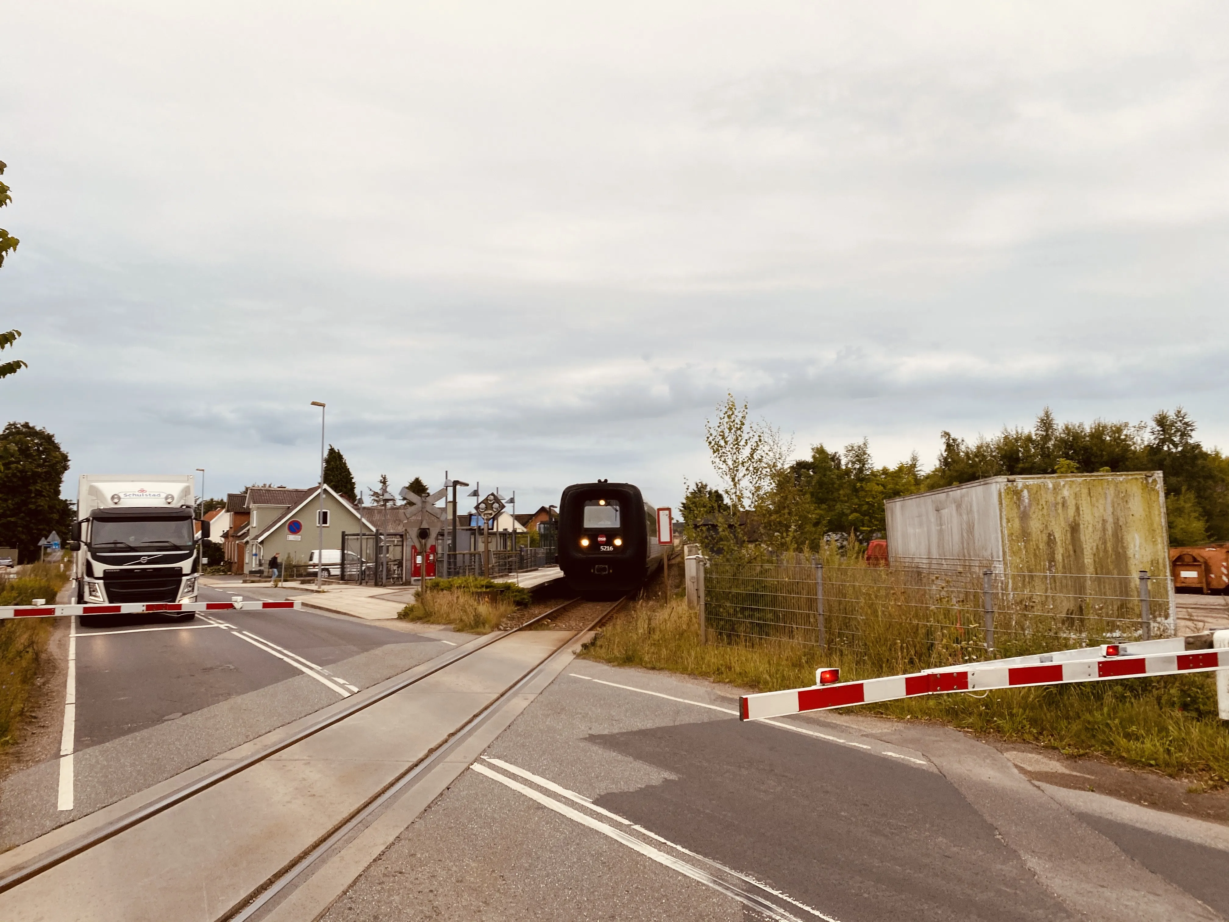Billede af DSB MF 5016 fotograferet ud for Stenstrup Syd Trinbræt. Billede af DSB MF 5016 fotograferet ud for Stenstrup Syd Trinbræt.