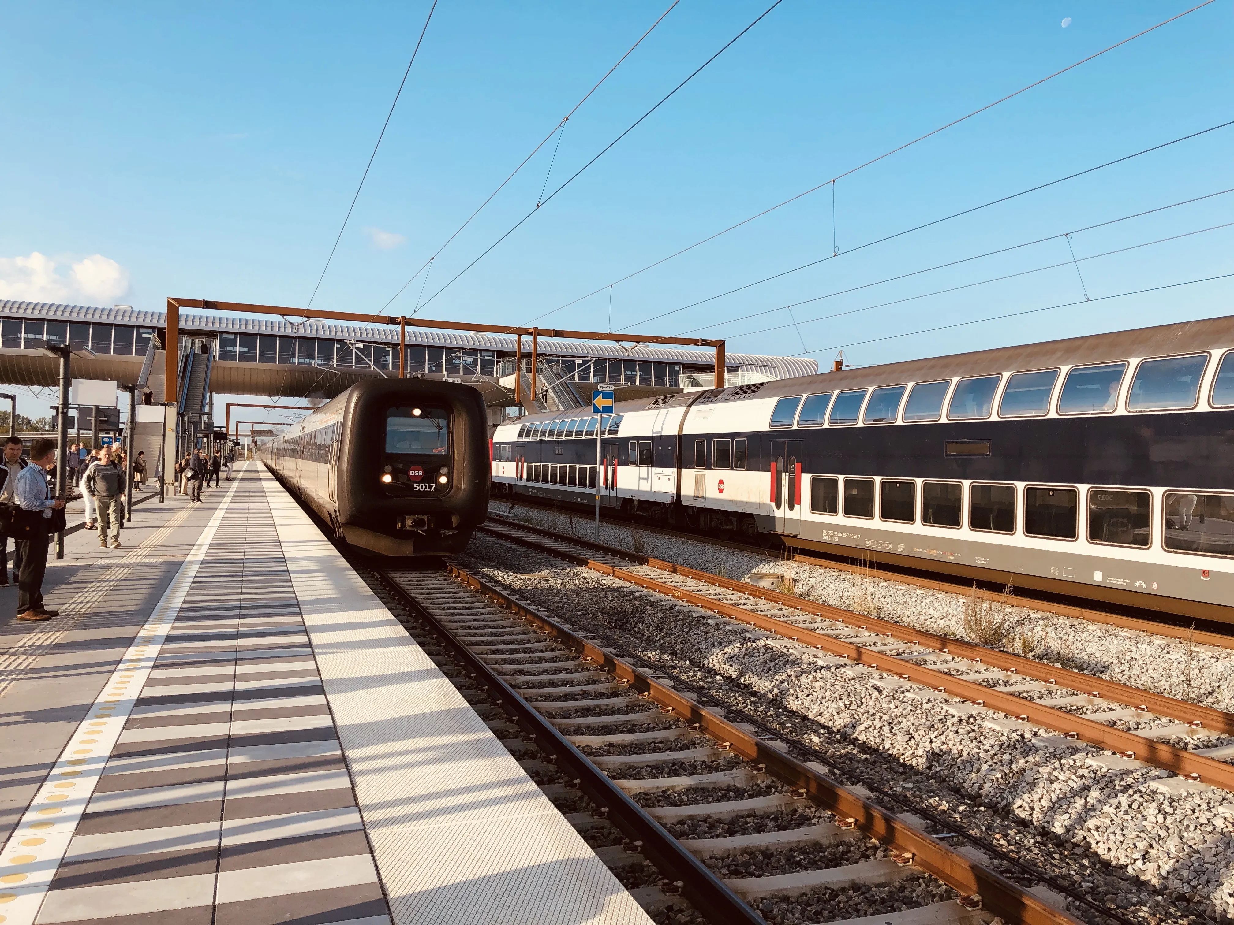Billede af DSB MF 5017 fotograferet ud for Køge Nord Trinbræt. Billede af DSB MF 5017 fotograferet ud for Køge Nord Trinbræt.