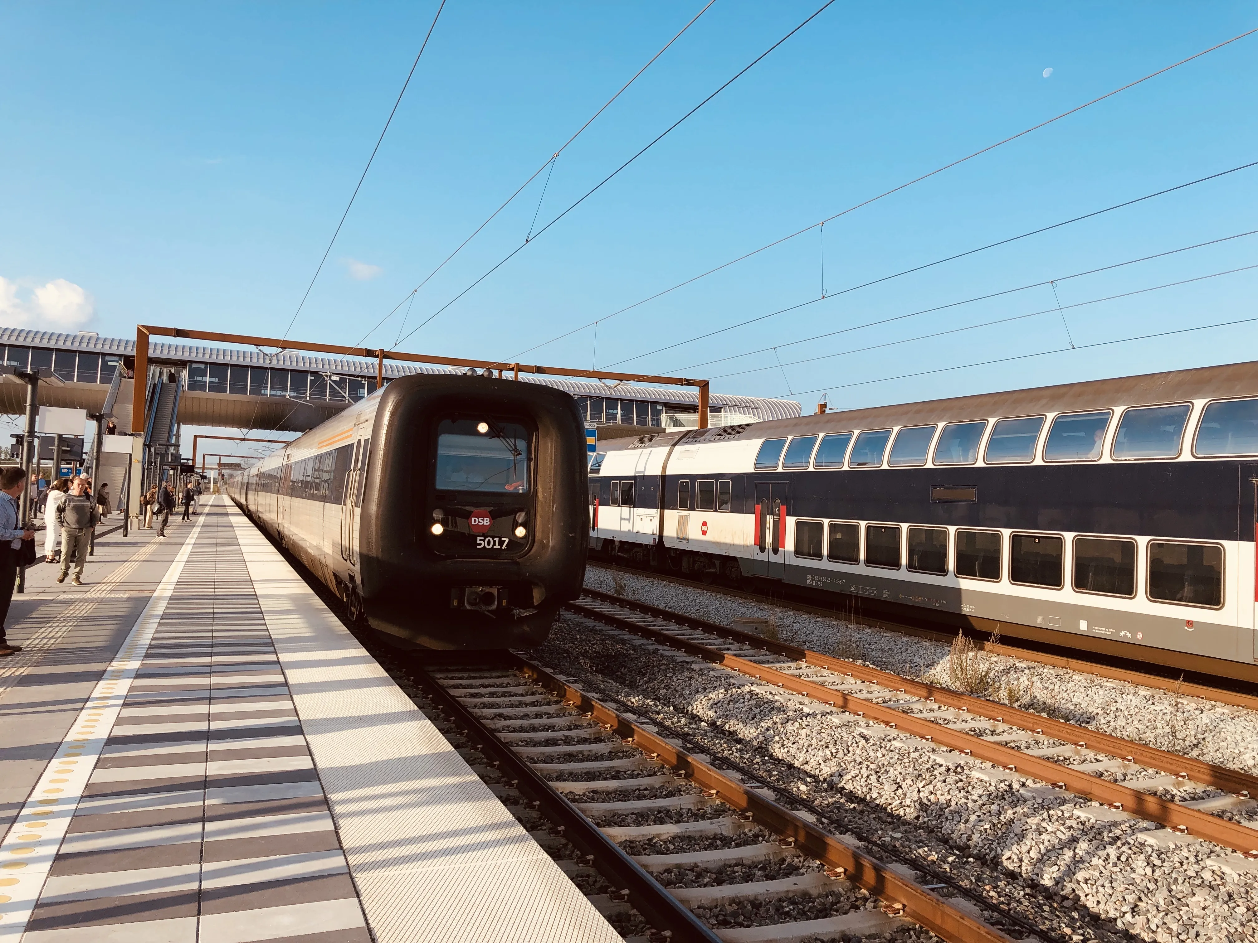 Billede af DSB MF 5017 fotograferet ud for Køge Nord Trinbræt. Billede af DSB MF 5017 fotograferet ud for Køge Nord Trinbræt.