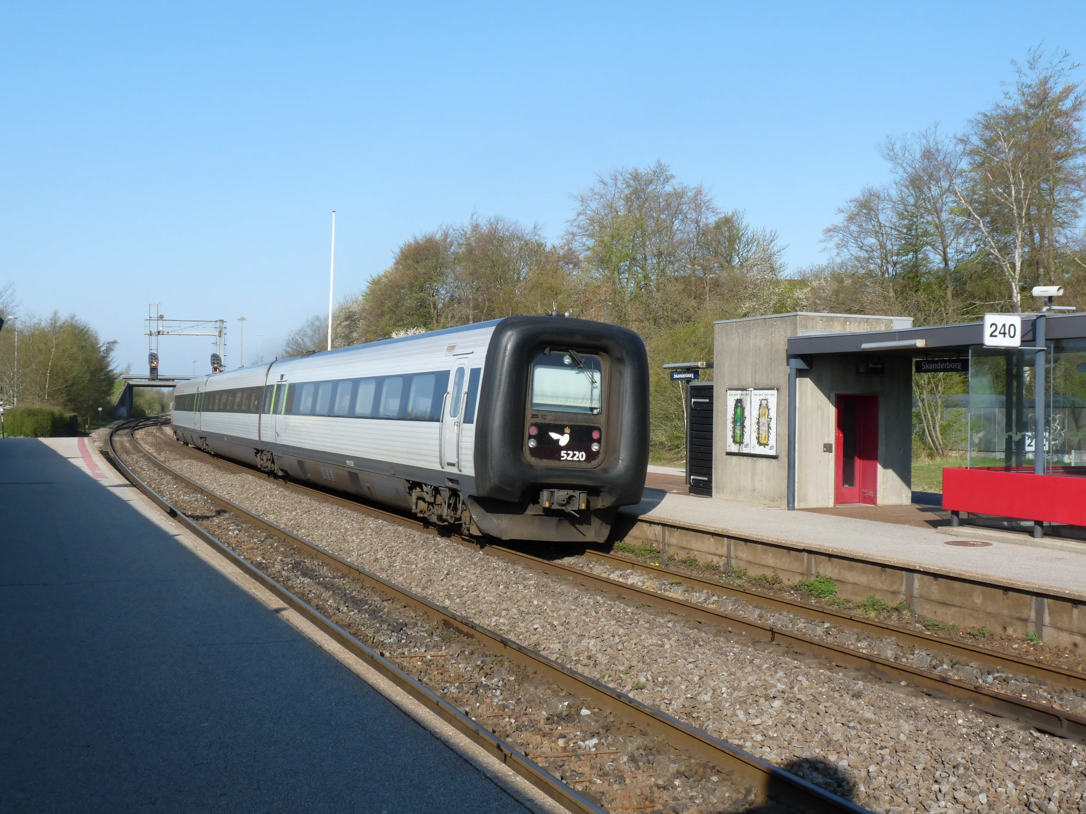 Billede af DSB MF 5020 fotograferet ud for Skanderborg Station. Billede af DSB MF 5020 fotograferet ud for Skanderborg Station.